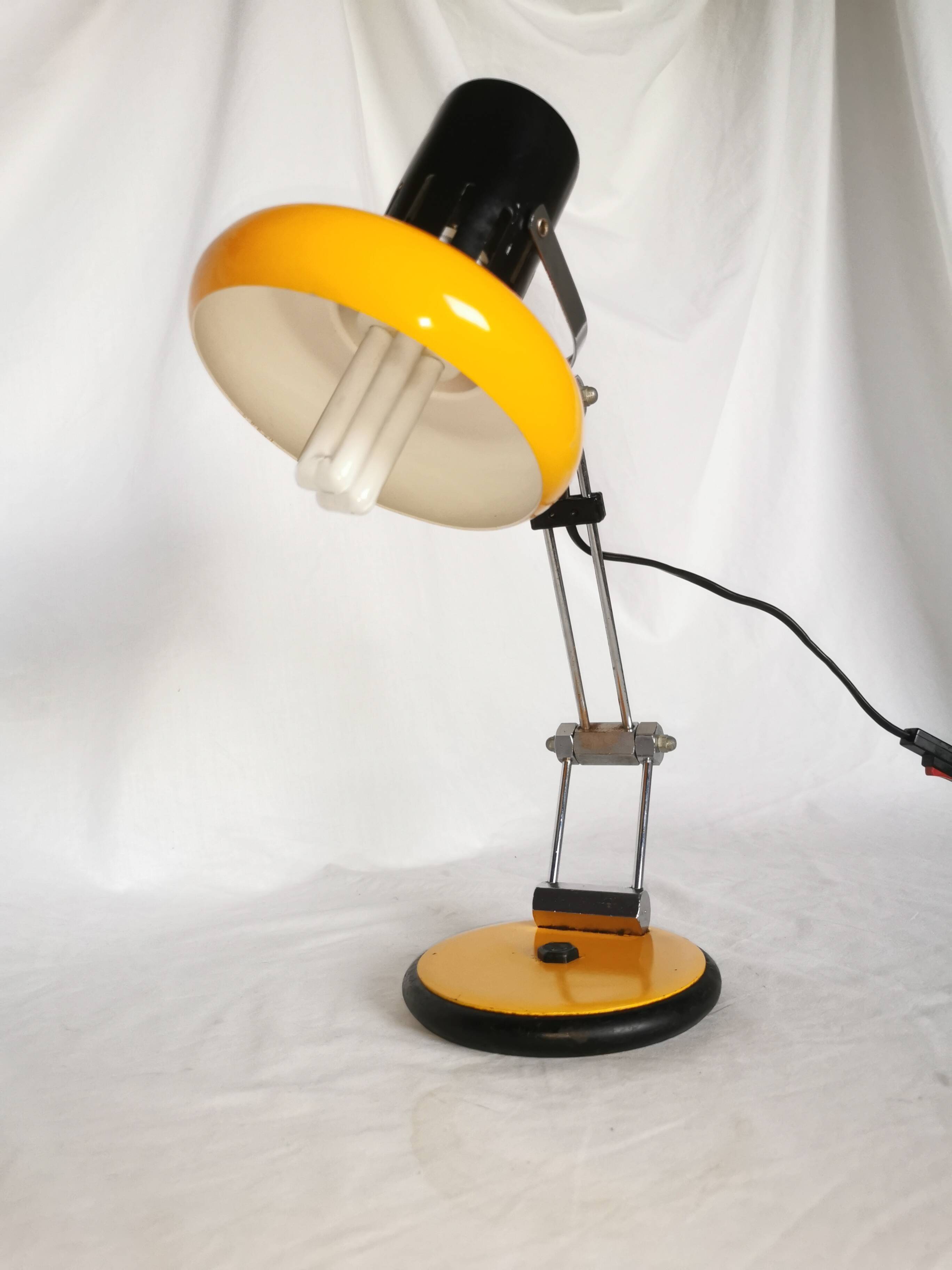 Articulated lamp in lacquered steel, Aluminor, France, 1980.