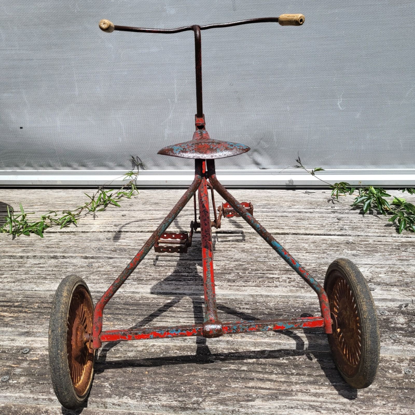 Tricycle enfant métal riveté 1920 • Style urbex