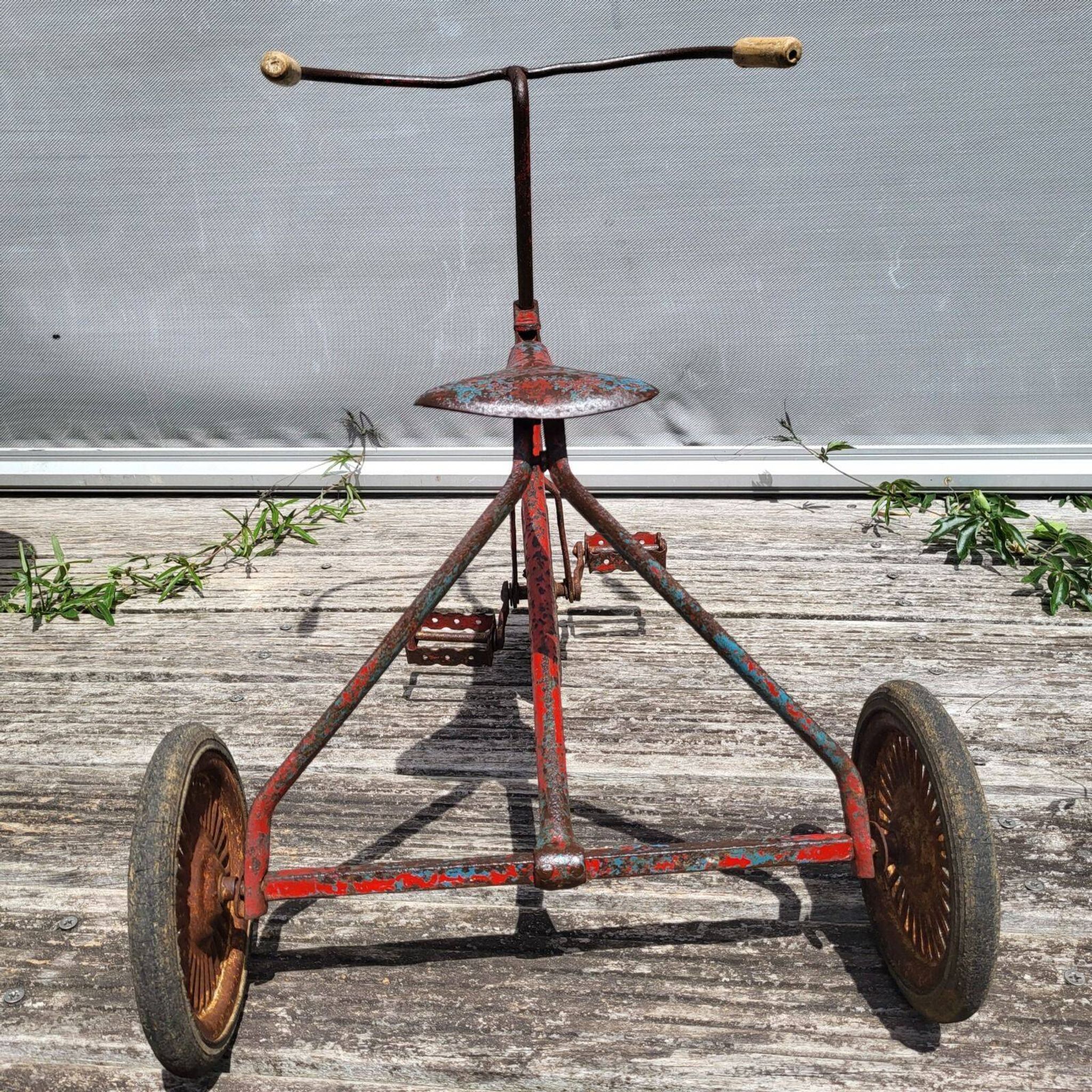 Riveted metal children's tricycle 1920 • Urbex style