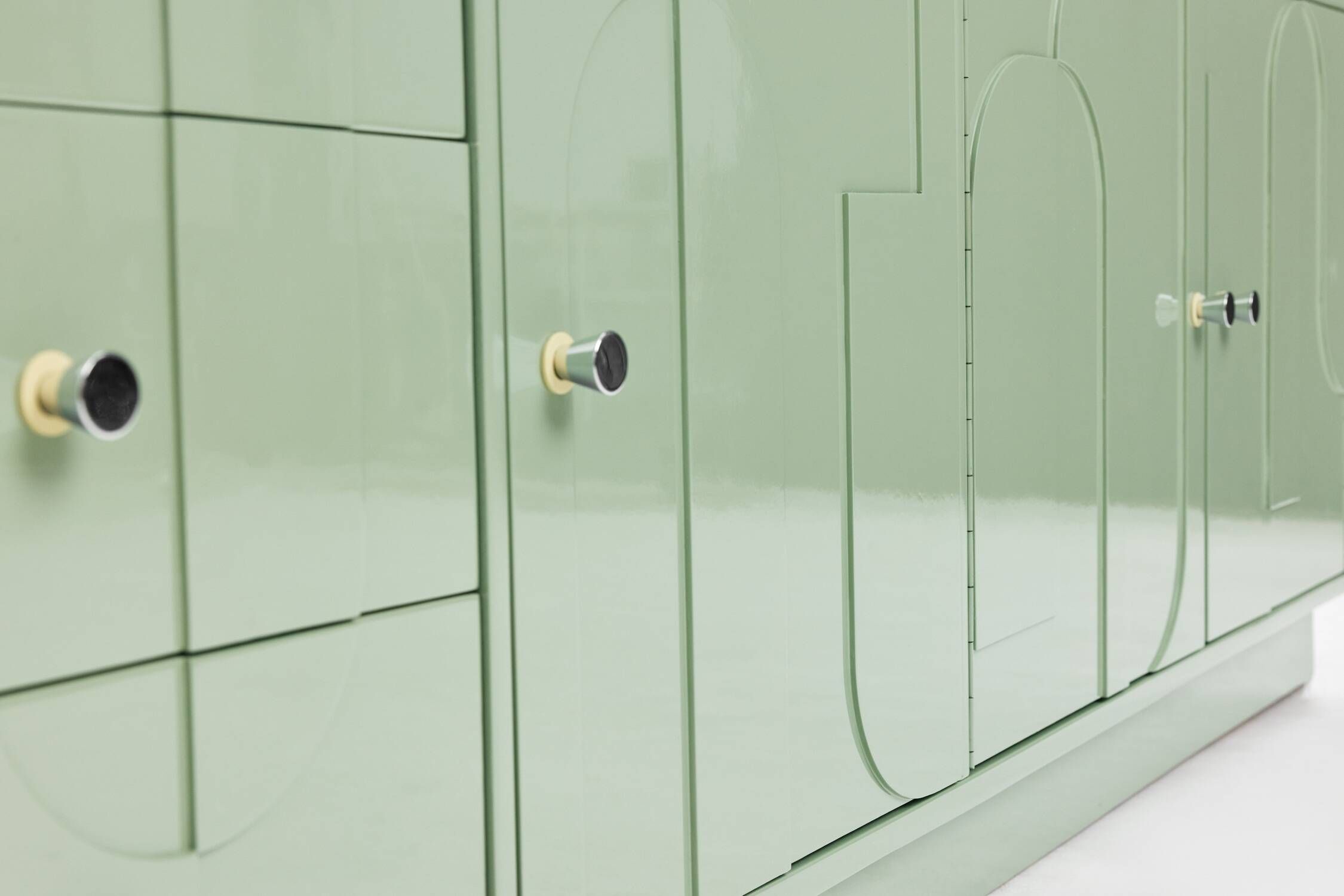 Buffet vintage des années 1970, vert pastel, relief, finition brillante, chrome