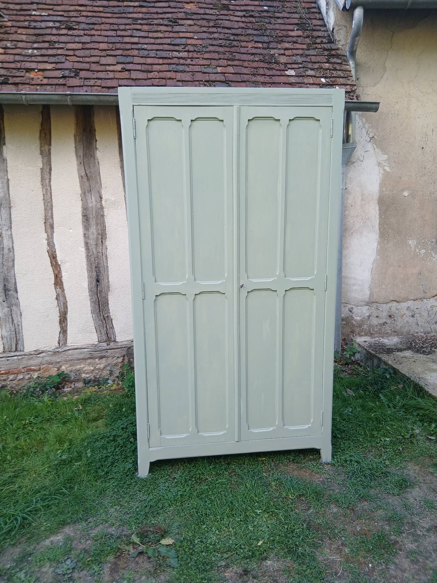 Parisian wardrobe with 2 doors and 3 shelves in Luxembourg green.