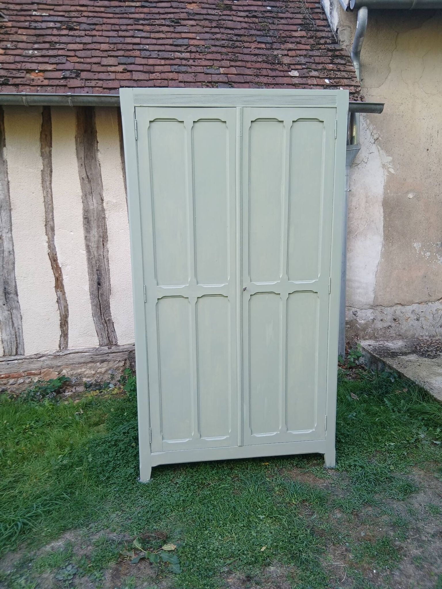 Parisian wardrobe with 2 doors and 3 shelves in Luxembourg green.