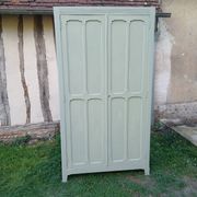 Parisian wardrobe with 2 doors and 3 shelves in Luxembourg green.