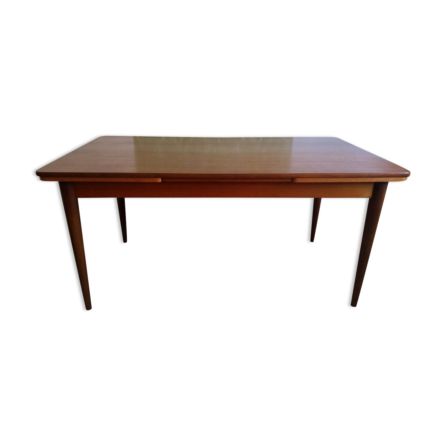 Scandinavian extendable table