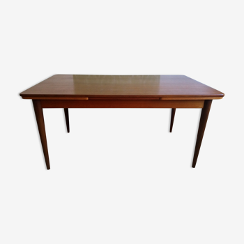 Scandinavian extendable table