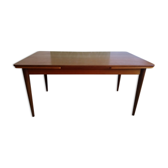 Scandinavian extendable table