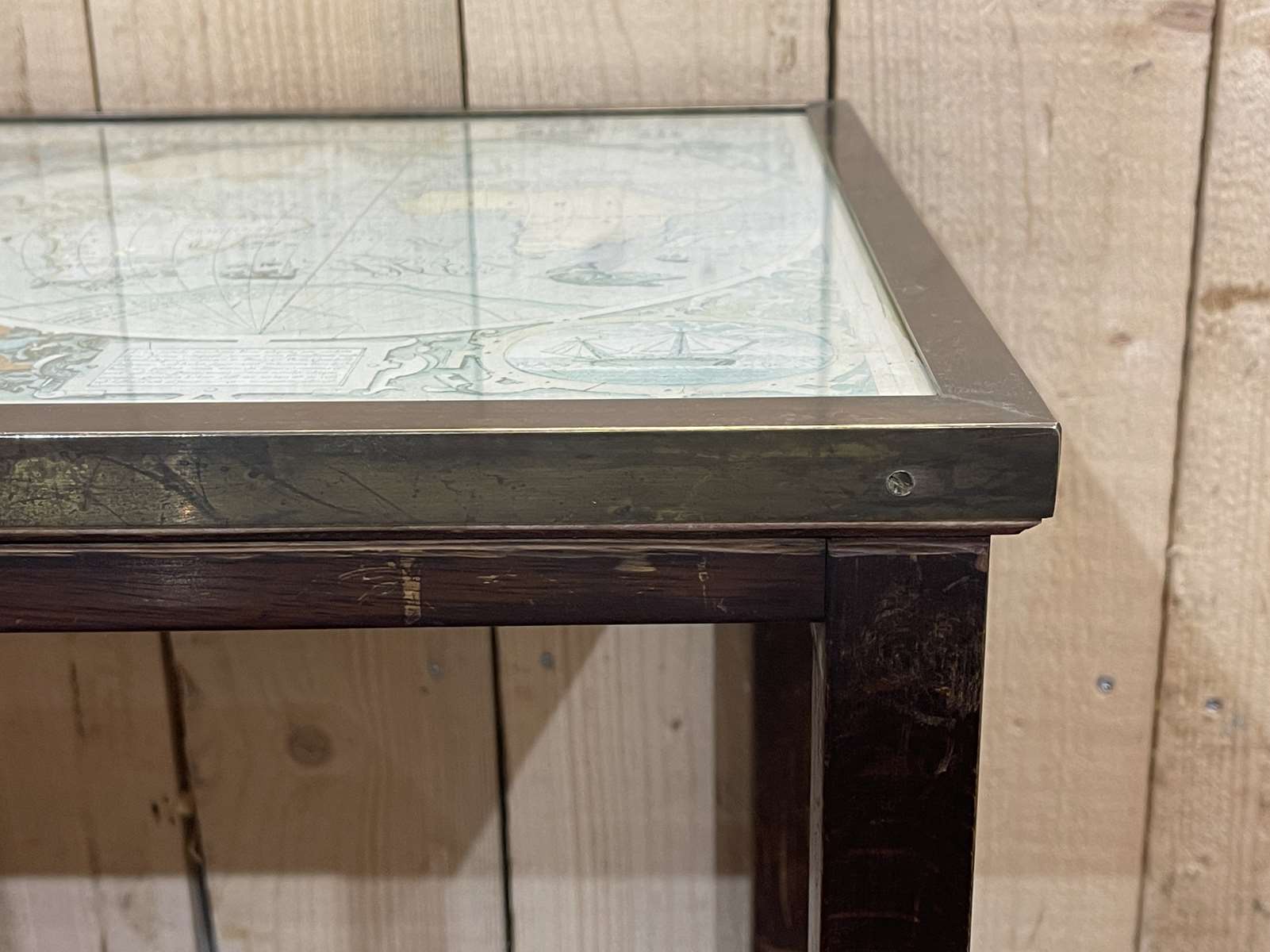 Tables gigognes mappemondes en acajou, verre et laiton - années 50