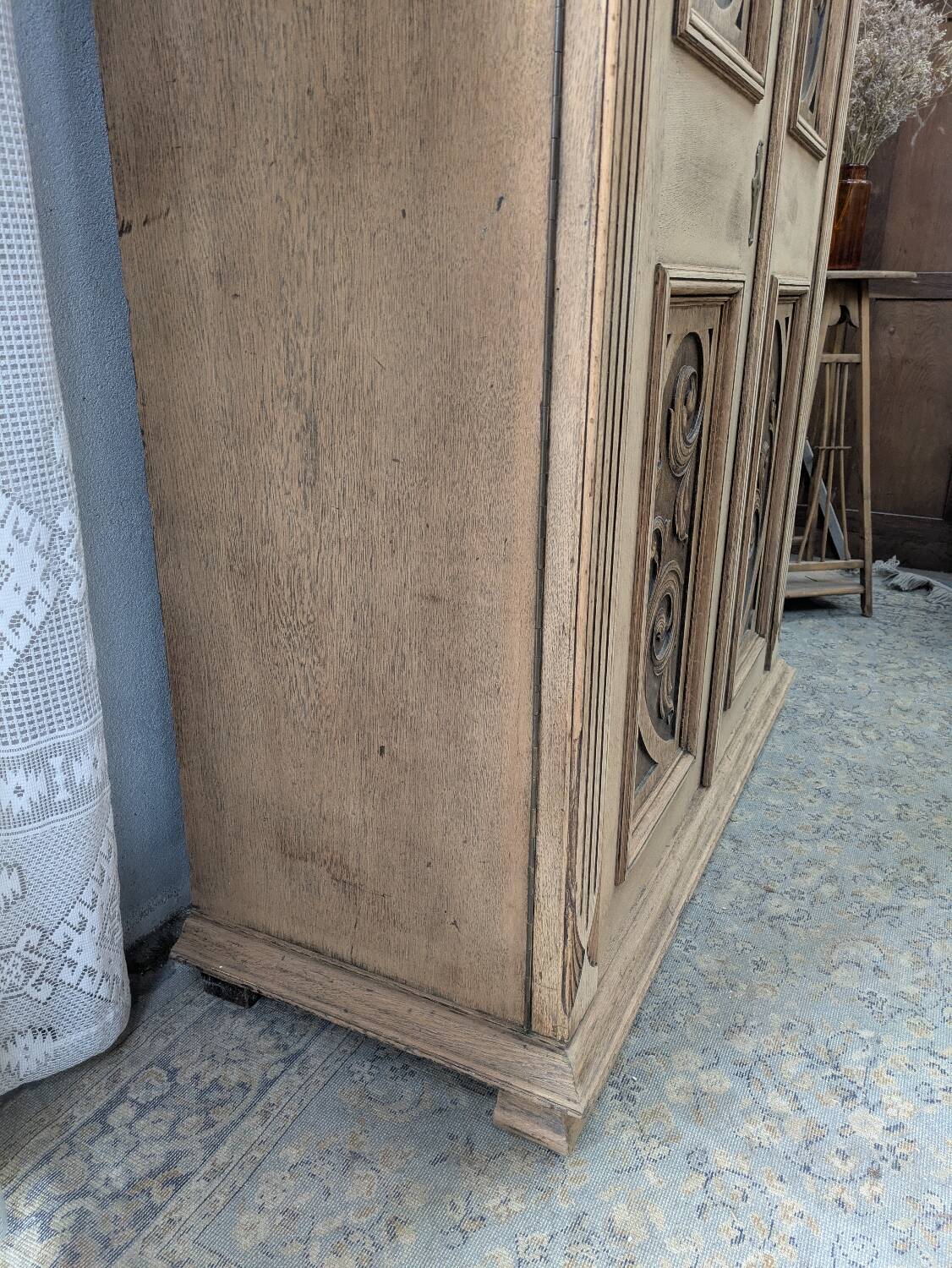 Armoire sculptée