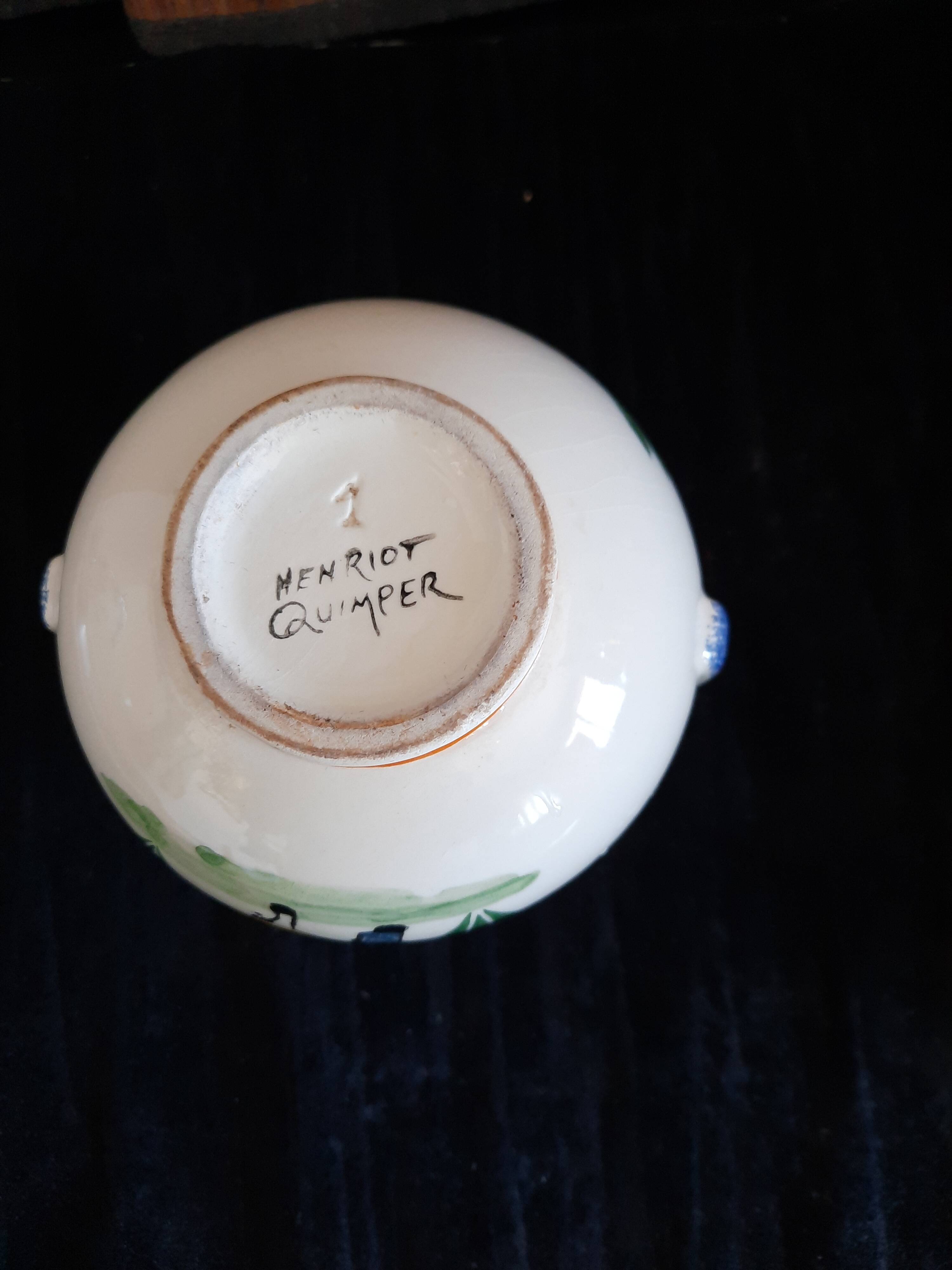 Vase boule 2 anses Henriot Quimper - Décor couple breton