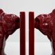 Paire de serre-livres en céramique émaillée rouge en forme de bœuf Bison de style Art Déco, Belgique