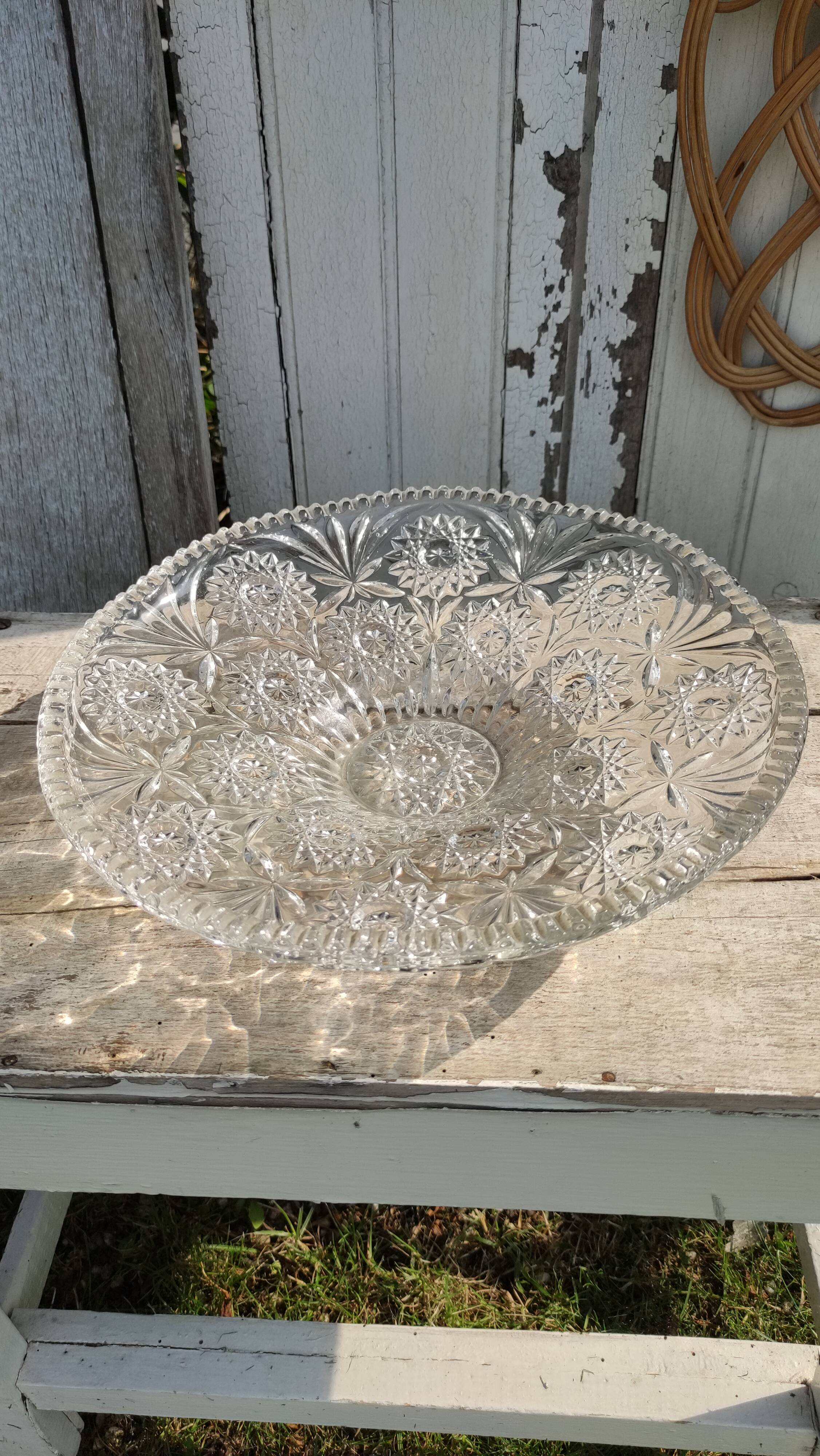 Presentation dish in cut crystal