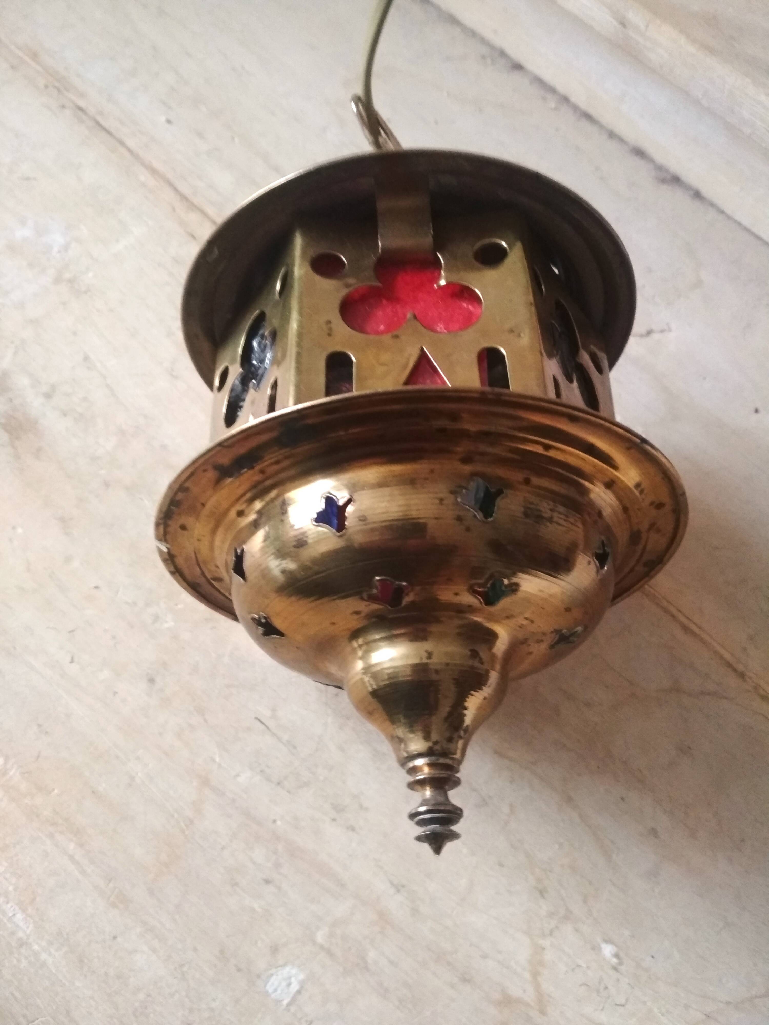Suspension lantern in moucharabieh brass, colored windows
