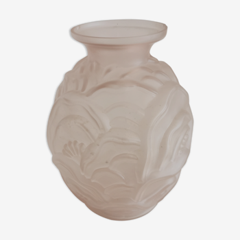 Vase boule art déco verre moulé rose