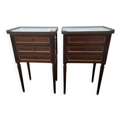 Paire de chevets Louis XVI en acajou - marbre blanc - 3 tiroirs - gale
