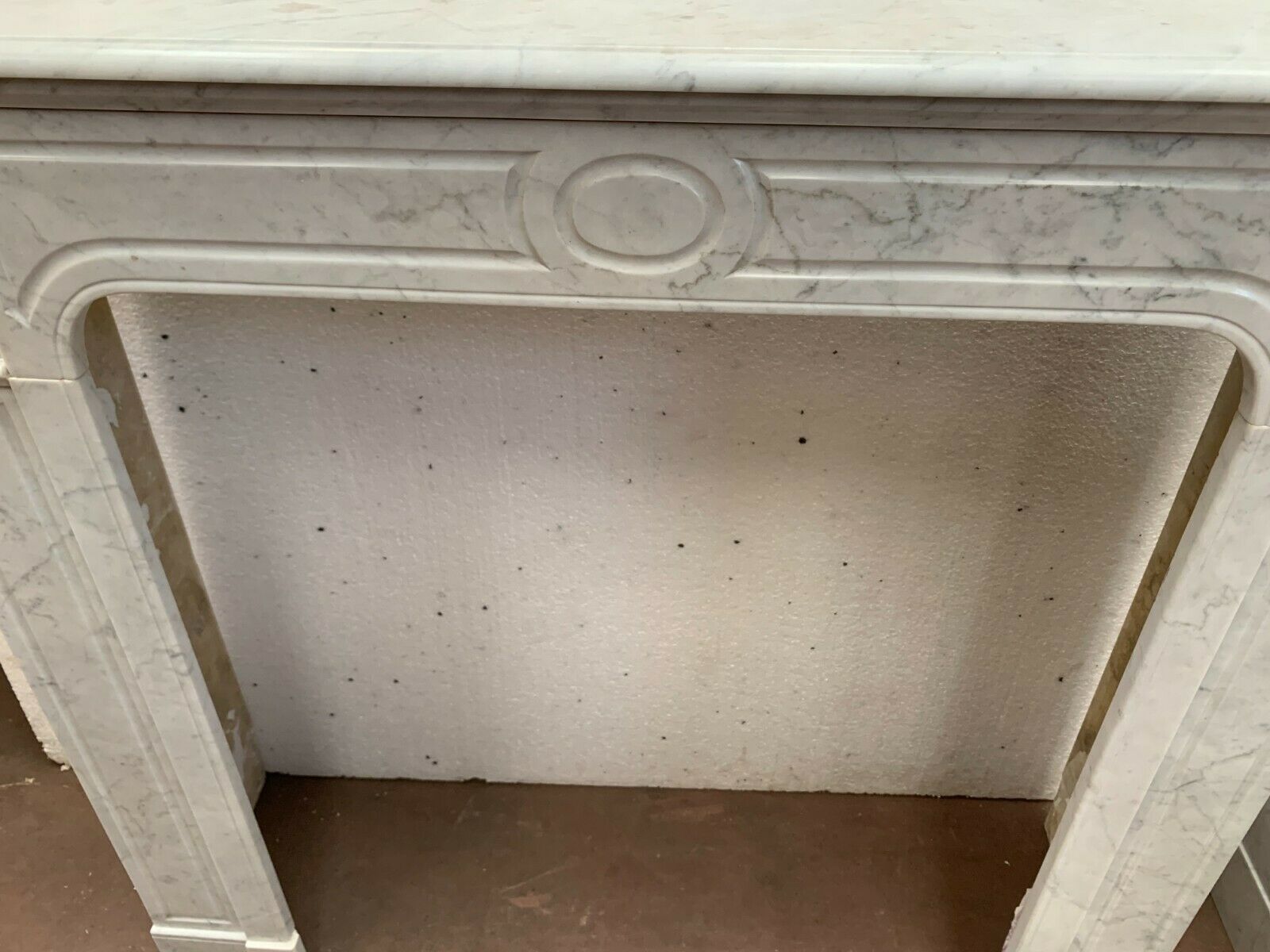 Cheminée de style Louis XVI en marbre blanc veiné de Carrare XIX siècle