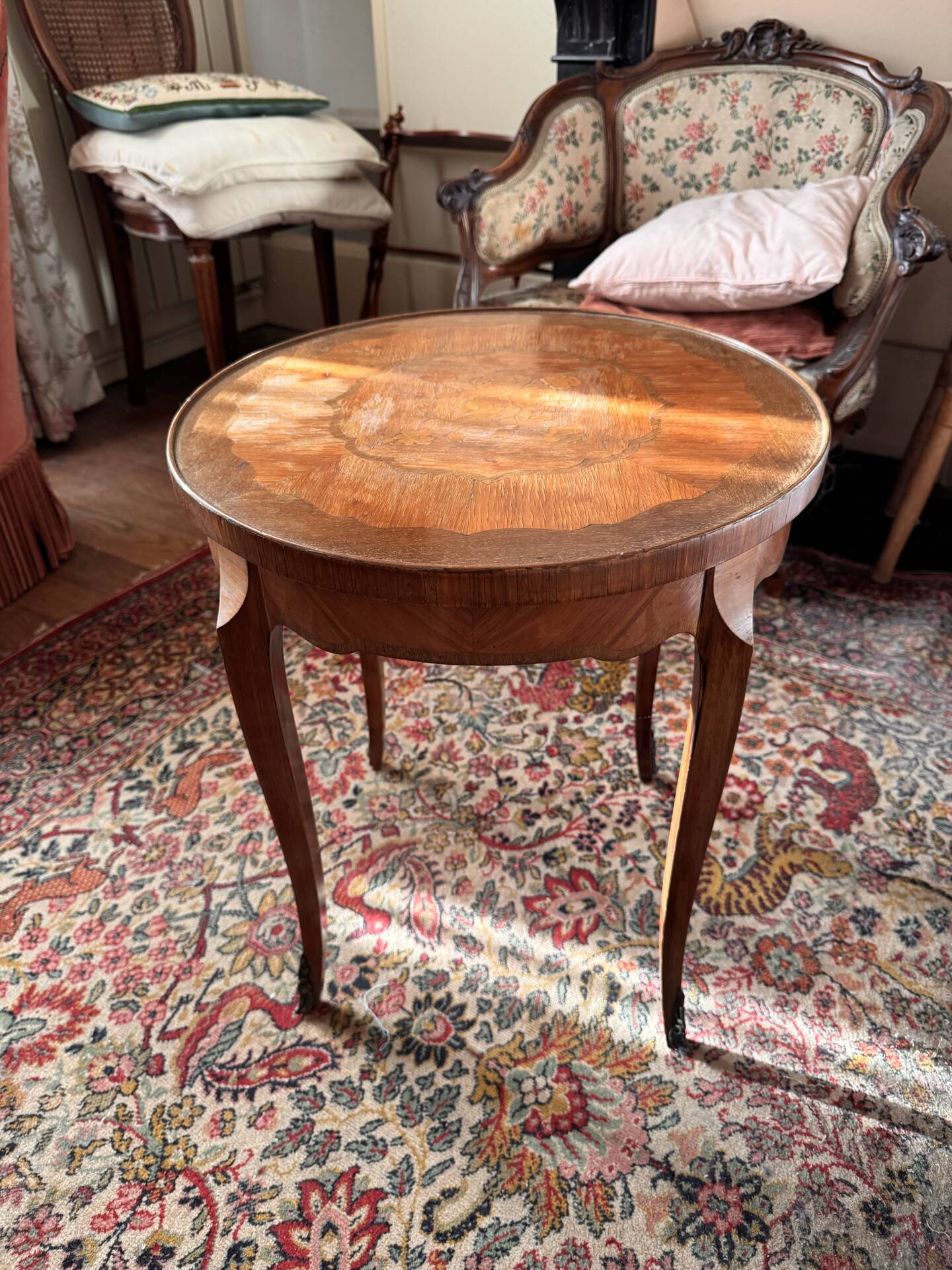 Round Louis XV style table - floral marquetry