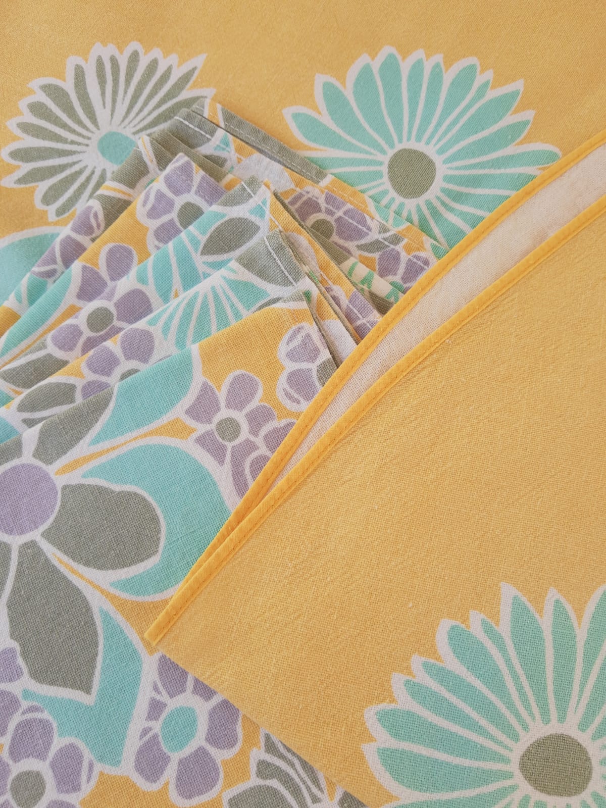 Round tablecloth and 6 napkins with vintage flower patterns