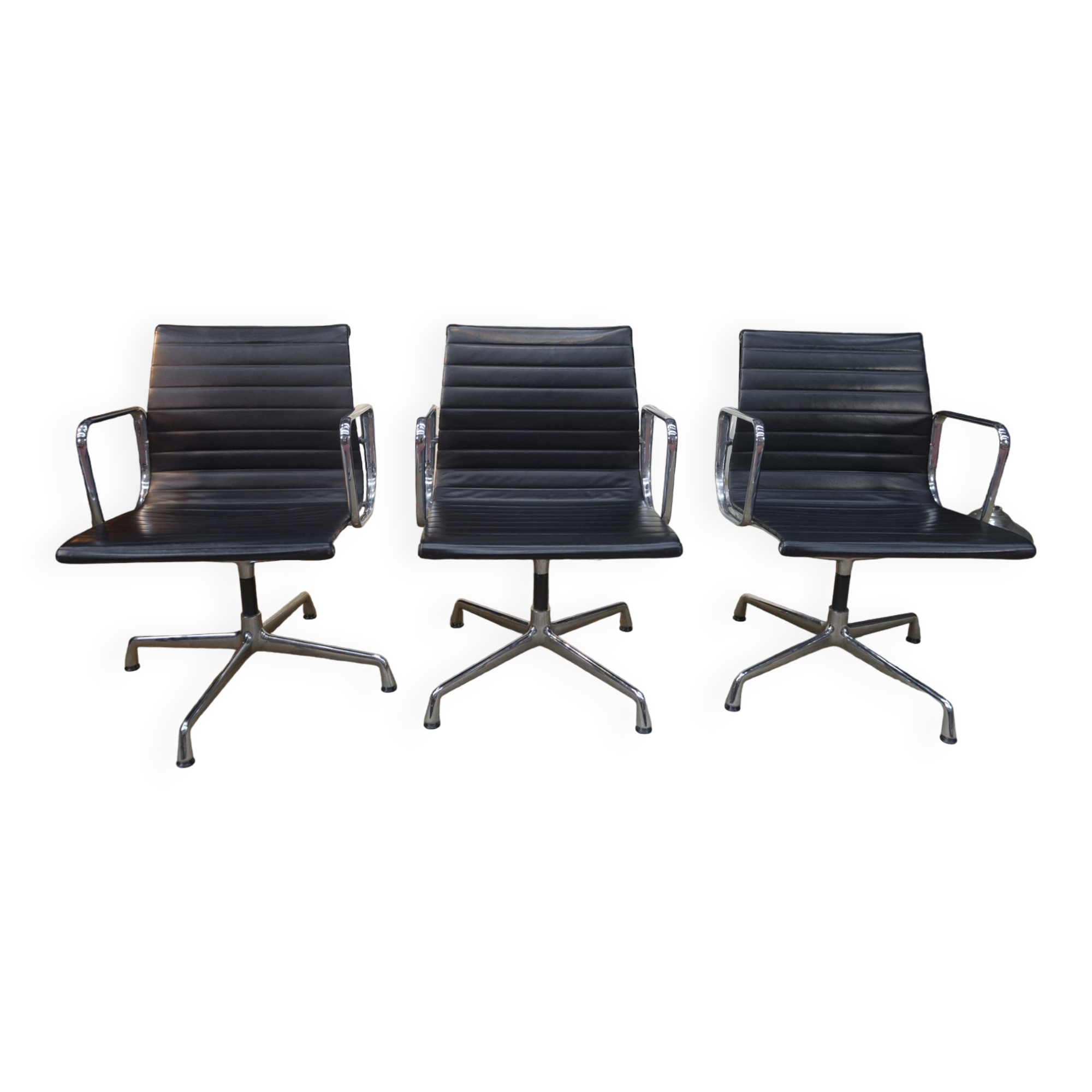 Fauteuils pivotants vintage en Cuir Ea108 de Charles et Ray Eames pour Vitra