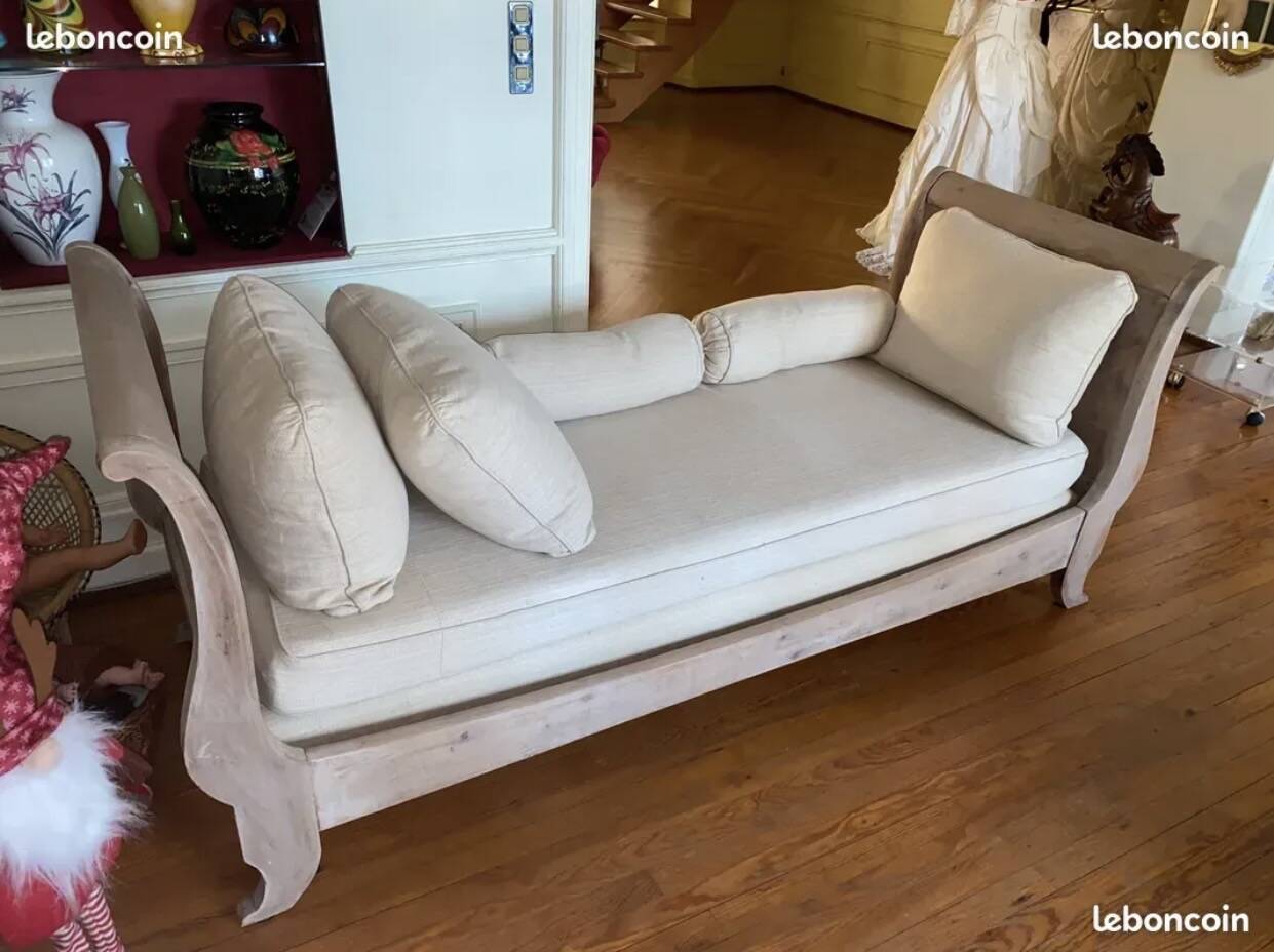 magnificent daybed / sofa bed with cushions, ideal for a bedroom,
