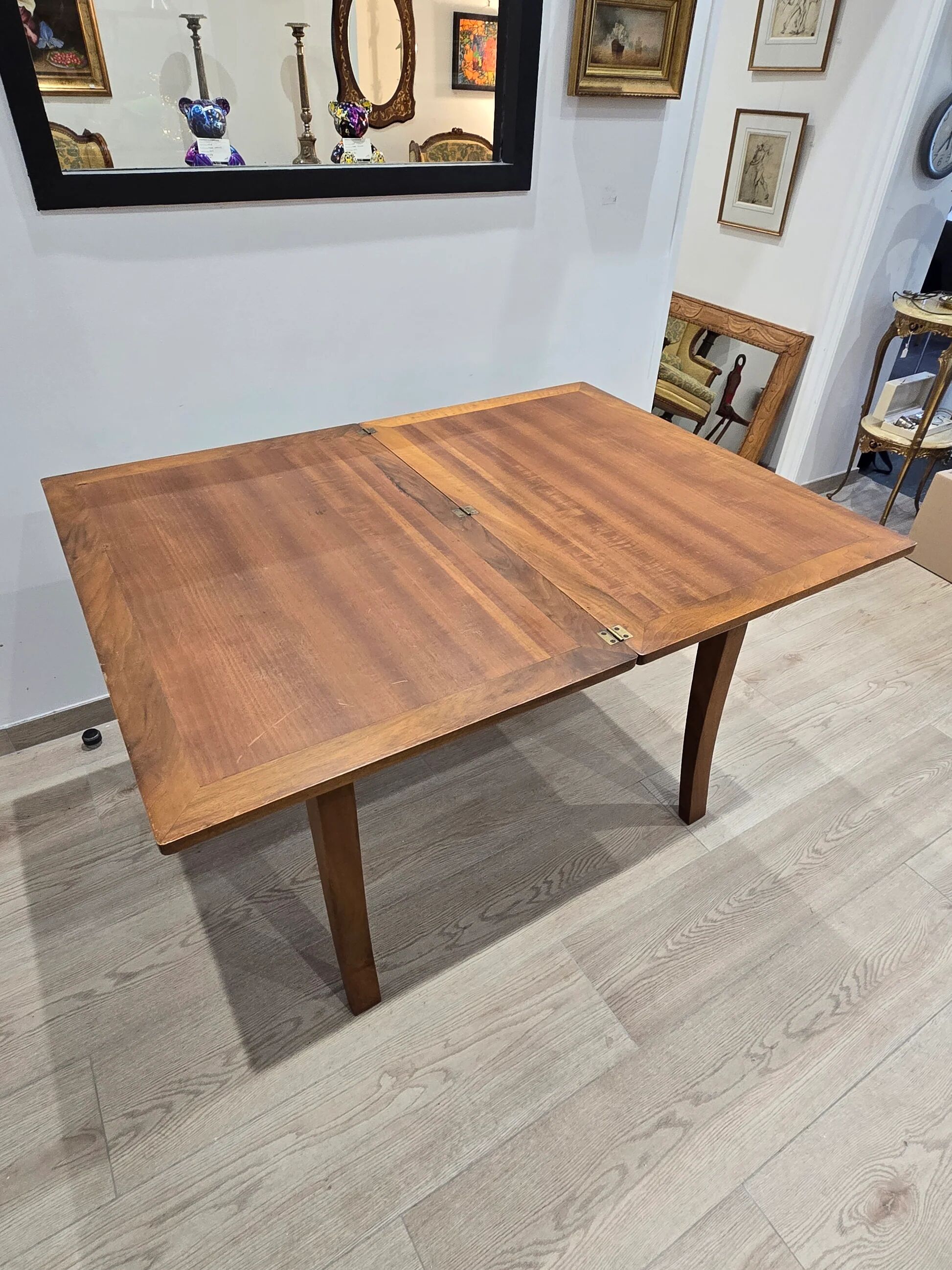 Table transformable vintage en bois de noyer et marqueterie