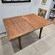 Table transformable vintage en bois de noyer et marqueterie