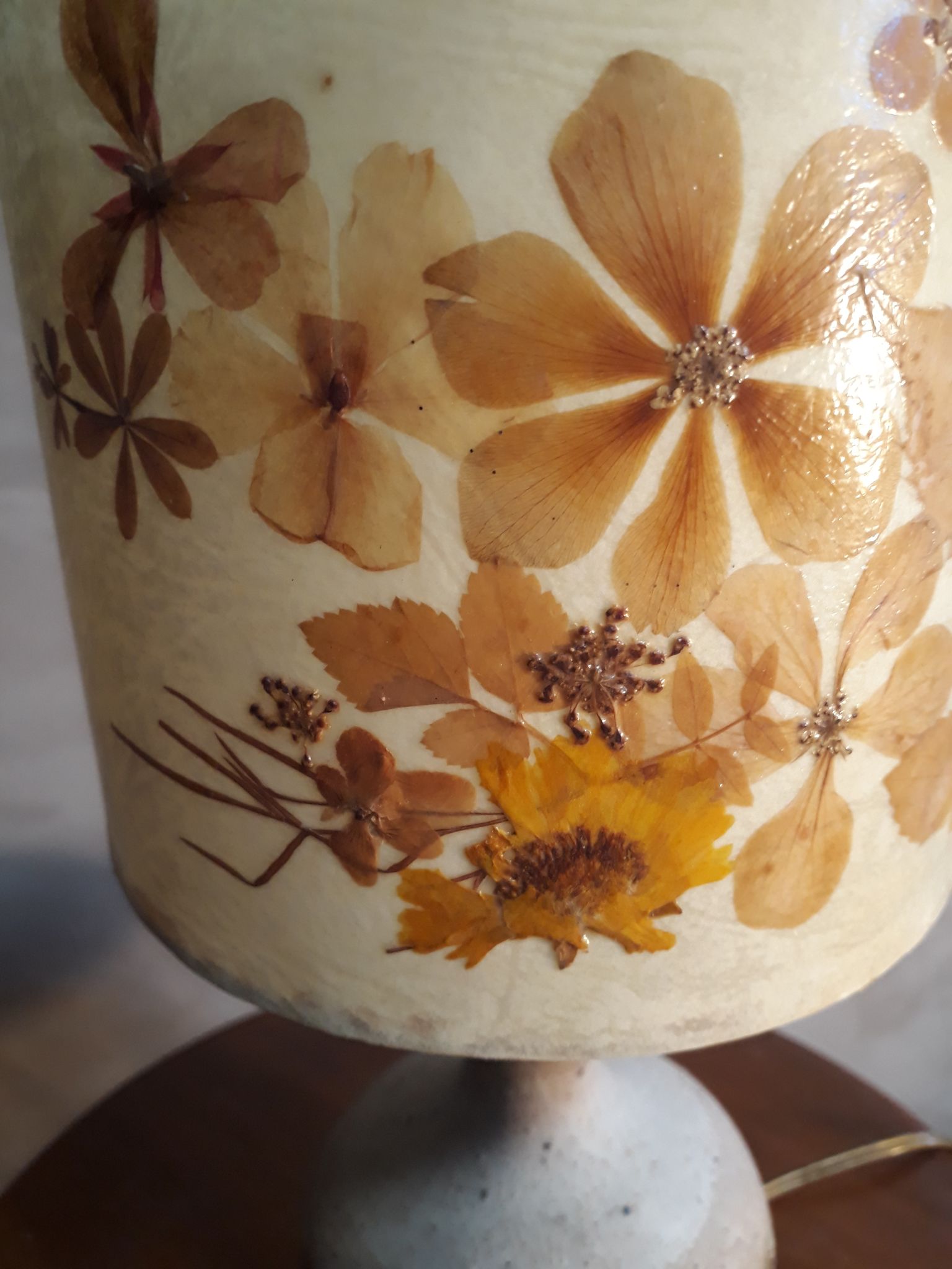 Lampe1970 en grès émaillé signé avec abat jour de fleur sauvage