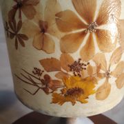 Lampe1970 en grès émaillé signé avec abat jour de fleur sauvage
