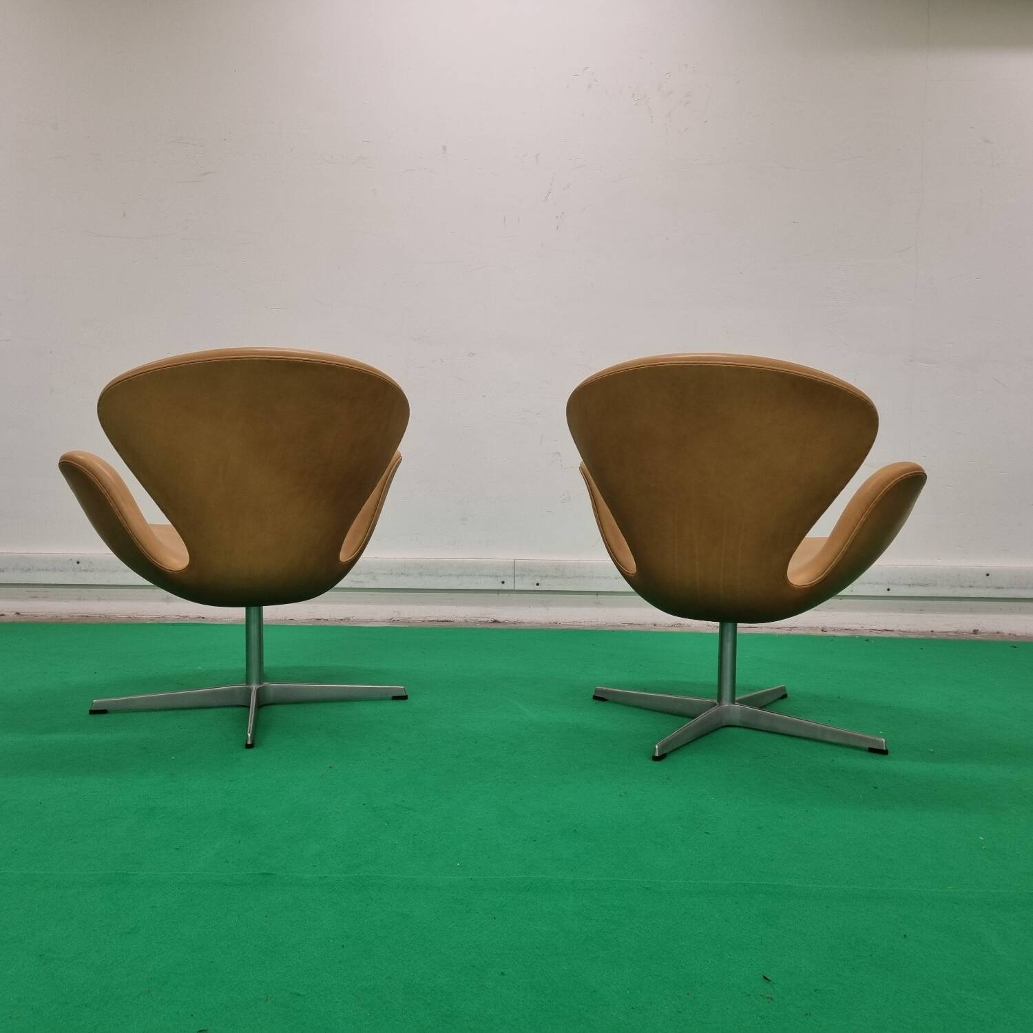 Paire de chaises Arne Jacobsen Swan Fritz Hansen