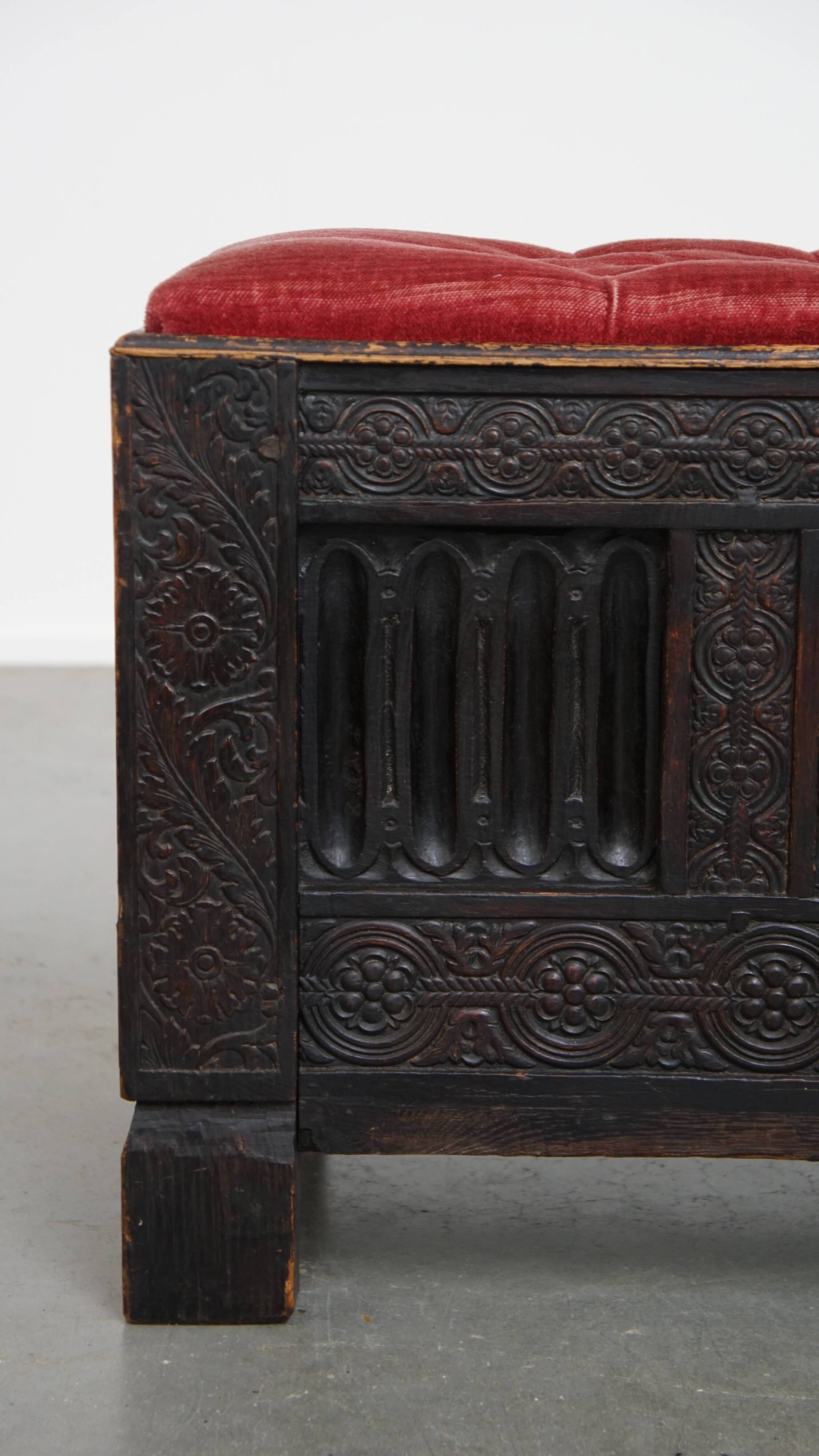 Banc/coffre anglais antique avec siège capitonné rouge