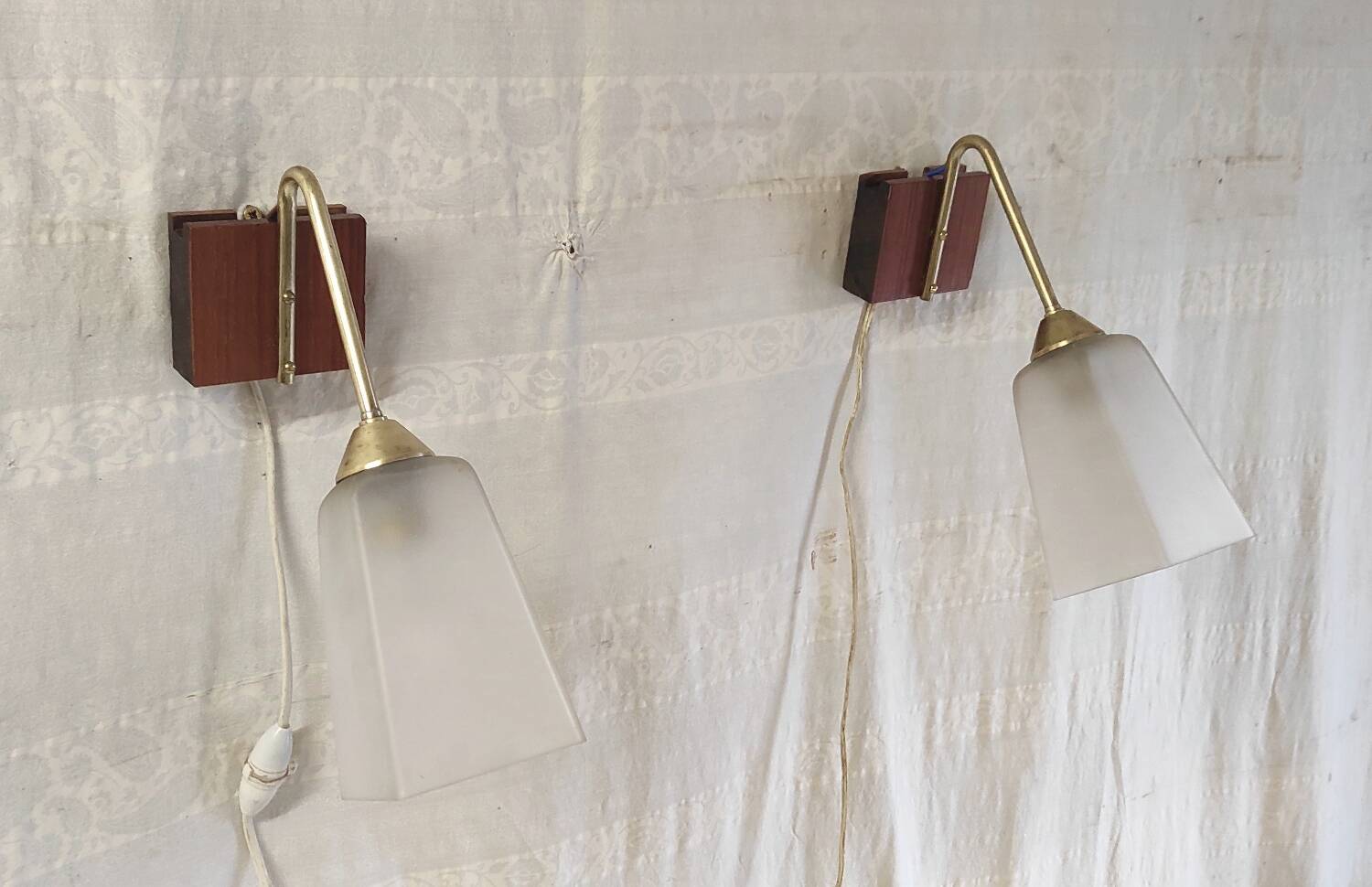 Vintage wall lights in wood, brass and glass - mid. 20th century