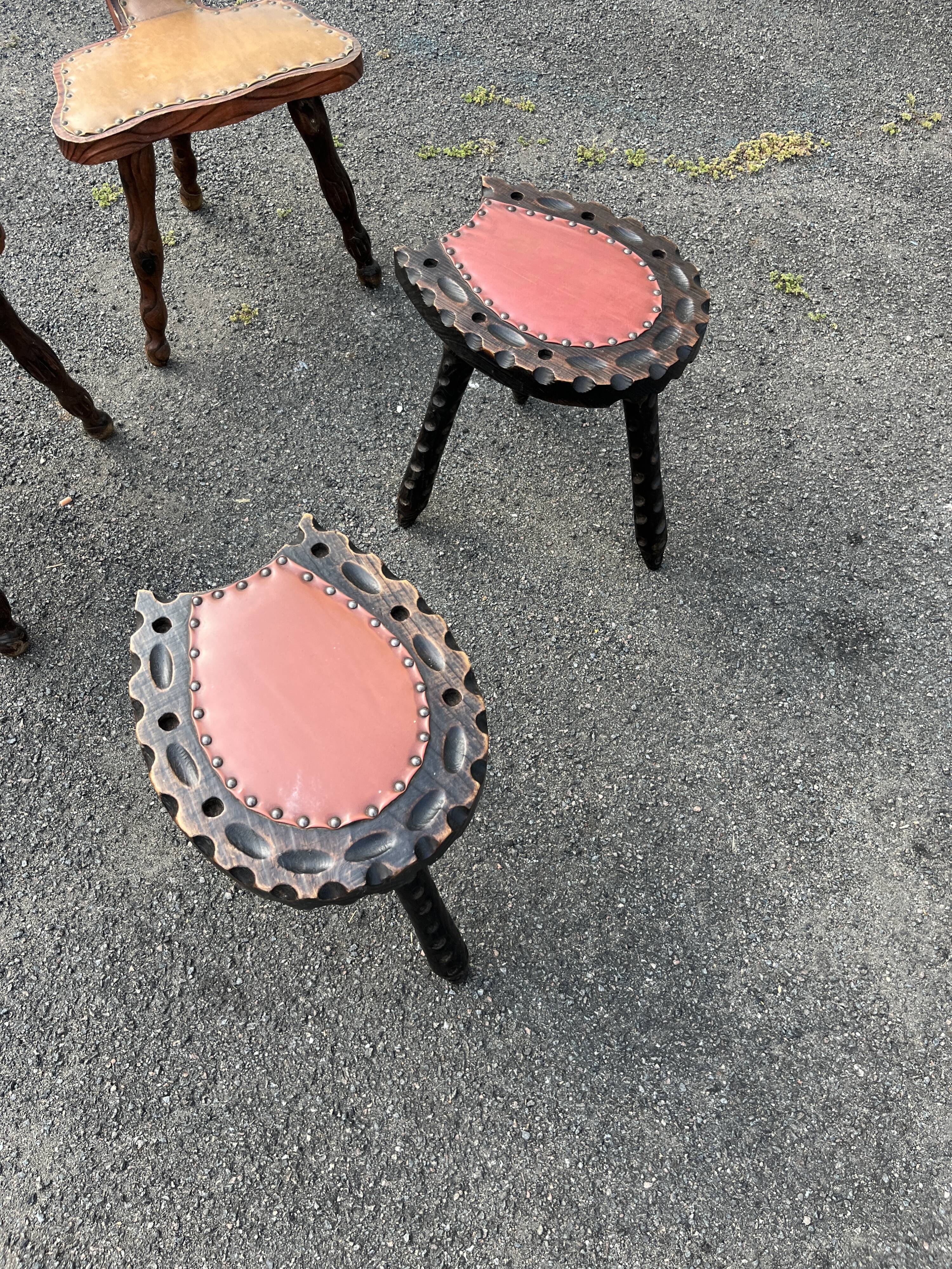 Lot de 2 chaises et 2 tabourets rustiques – cuir clouté et bois sculpté