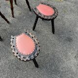 Lot de 2 chaises et 2 tabourets rustiques – cuir clouté et bois sculpté