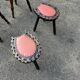 Lot de 2 chaises et 2 tabourets rustiques – cuir clouté et bois sculpté