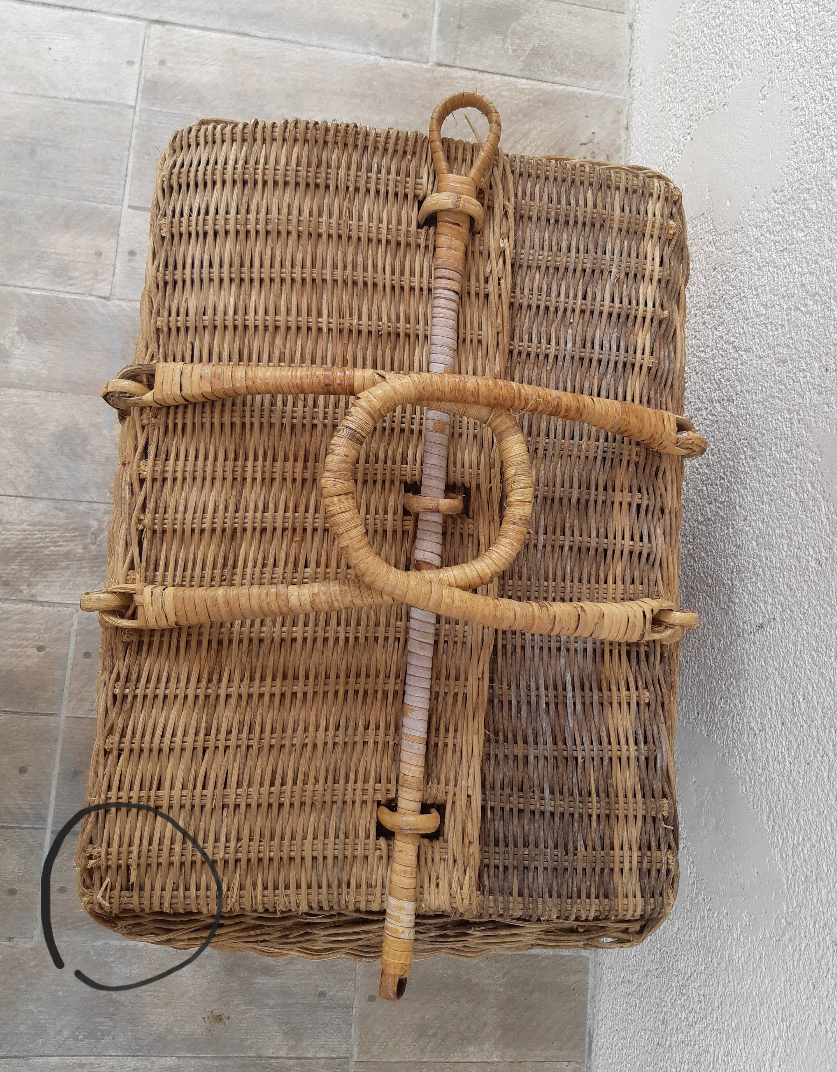 Basket picnic on wheels