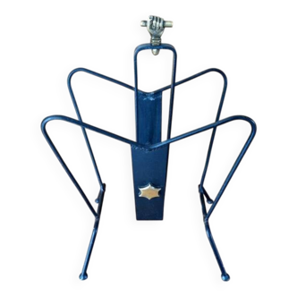 Jacques Adnet (1900-1984) - Black lacquered metal and brass magazine rack