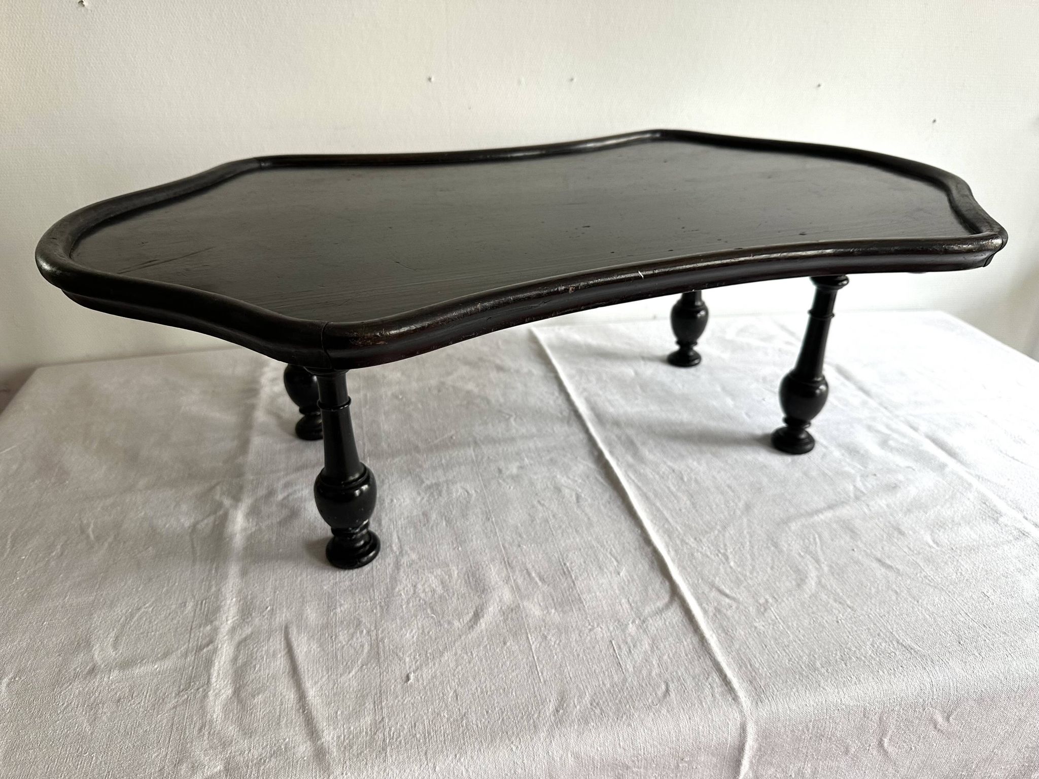 Presentation table of Napoleon III in black lacquered wood, 19th century.