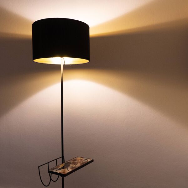 Lampadaire porte revue en métal noir avec tablette en céramique