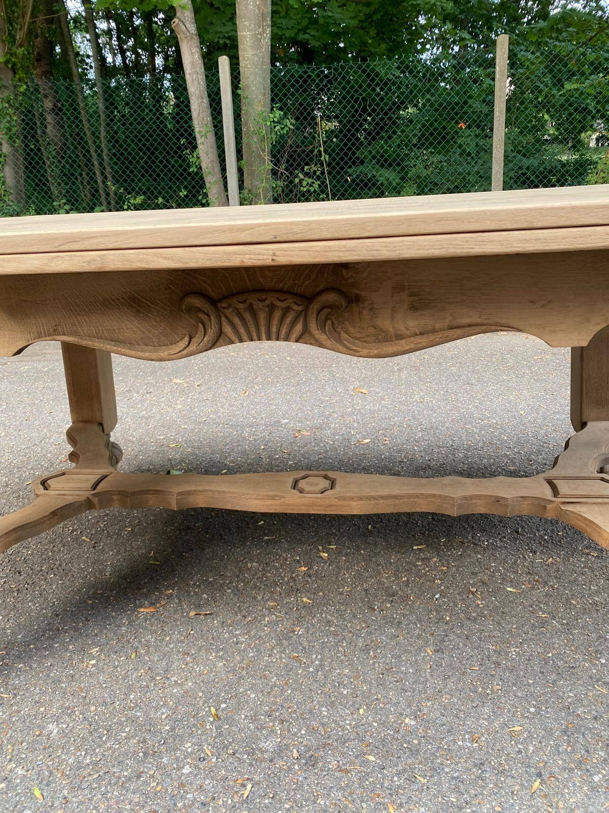 Table à manger extensible Louis XIII décapée en chêne années 50