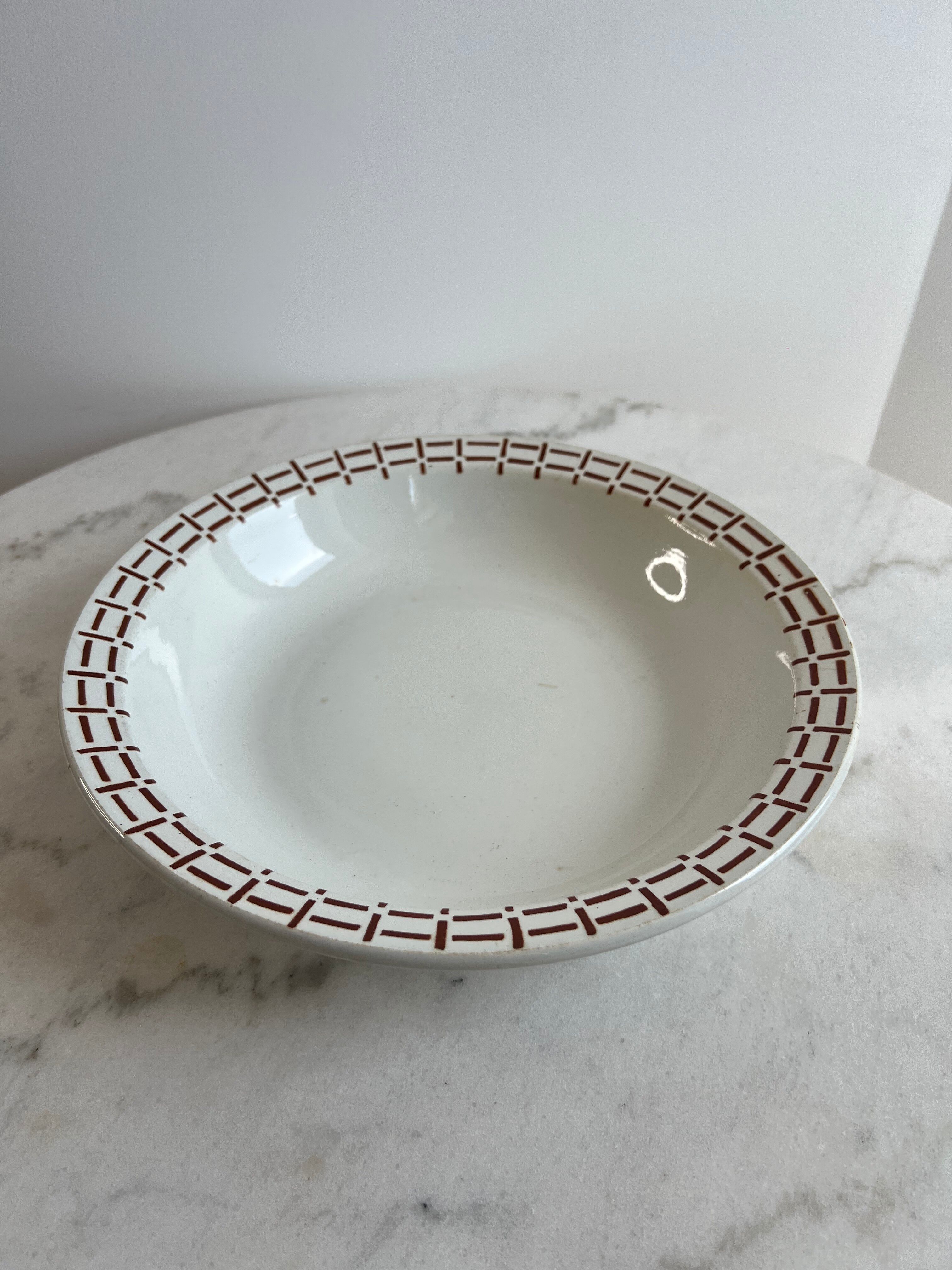 Presentation plate with a brown pattern