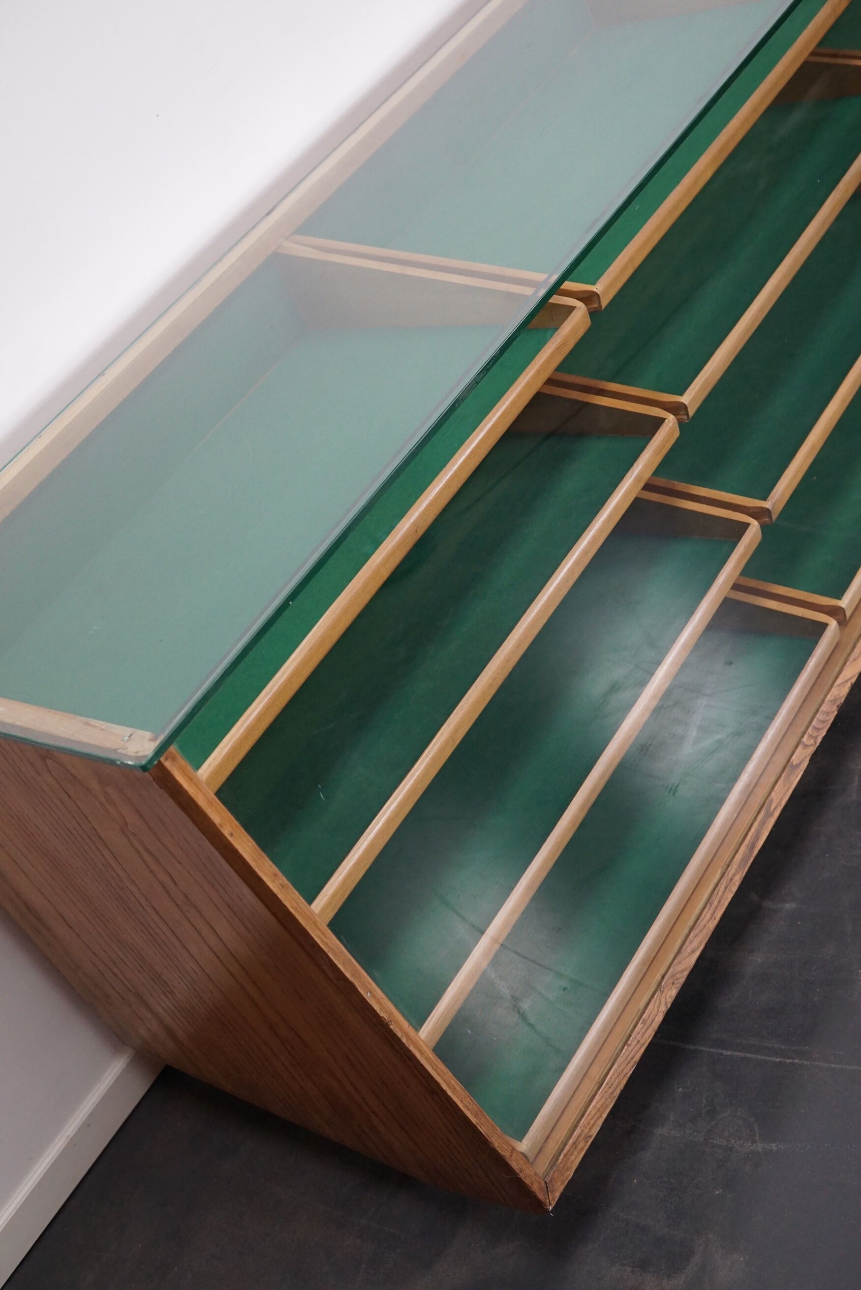 Armoire ou comptoir de mercerie en noyer espagnol vintage, années 1960