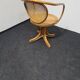 Chaise pivotante vintage en bois courbé.