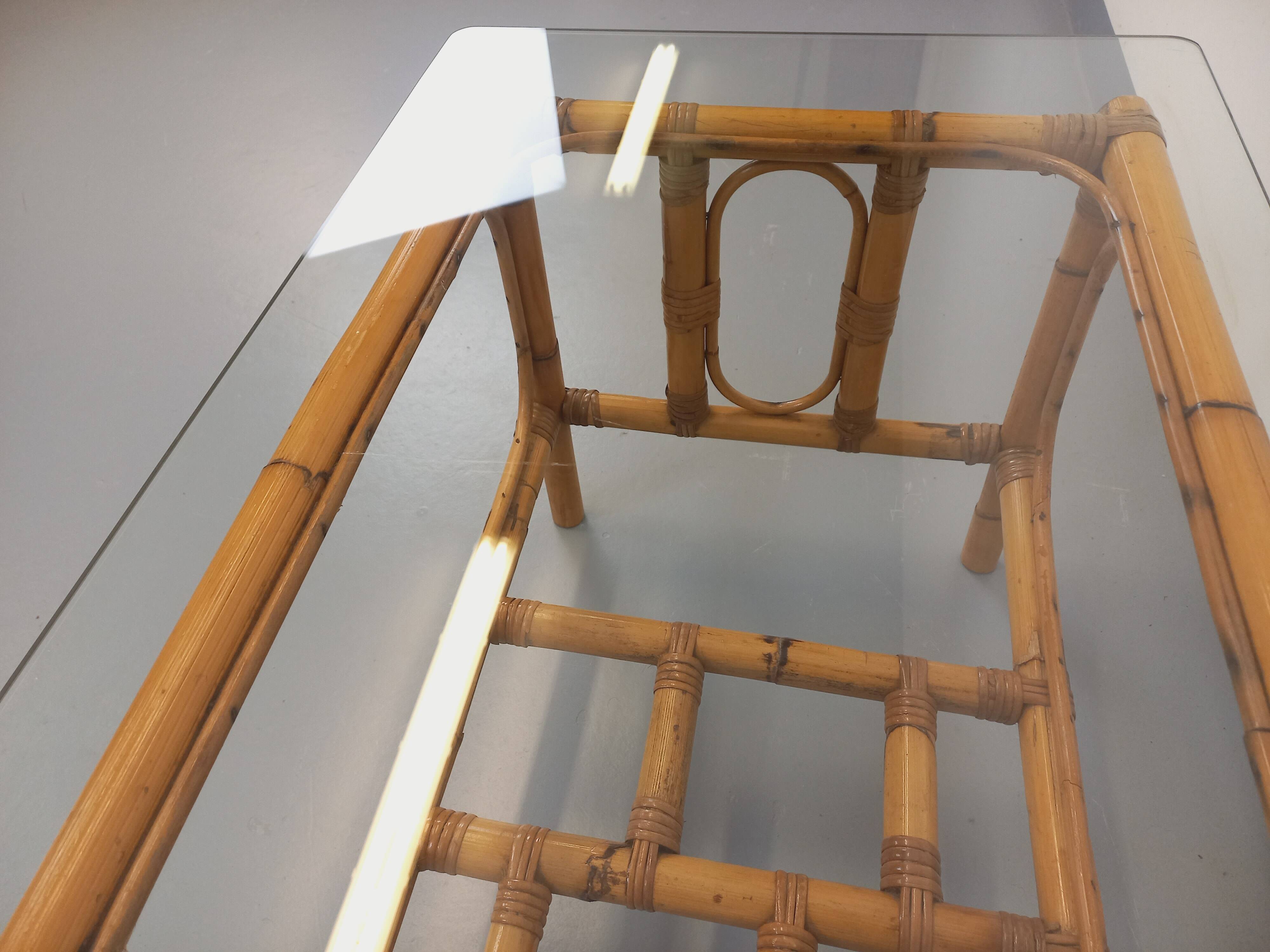 Table basse en verre transparent et rotin, années 70