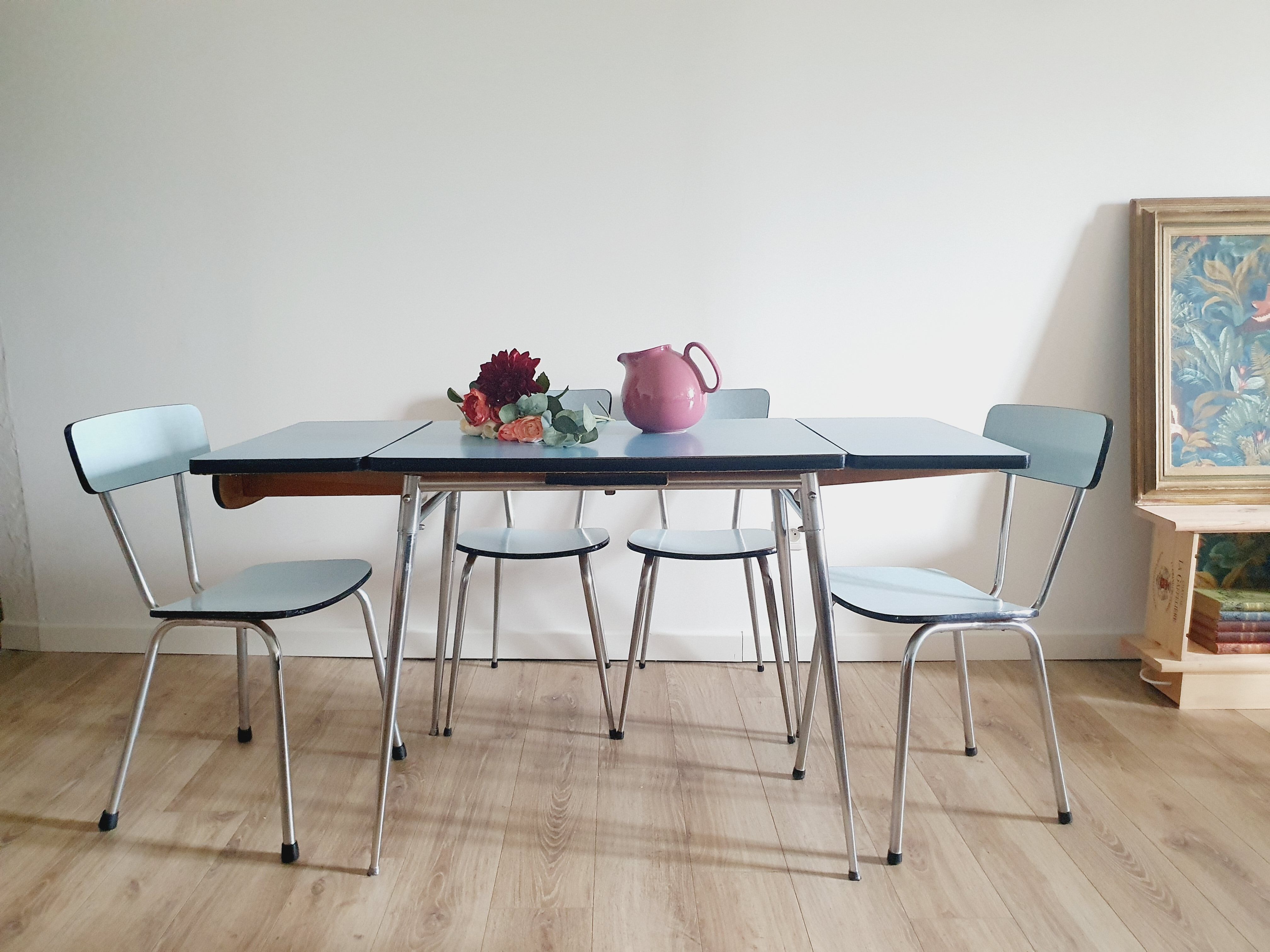 Table et 4 chaises en formica bleu