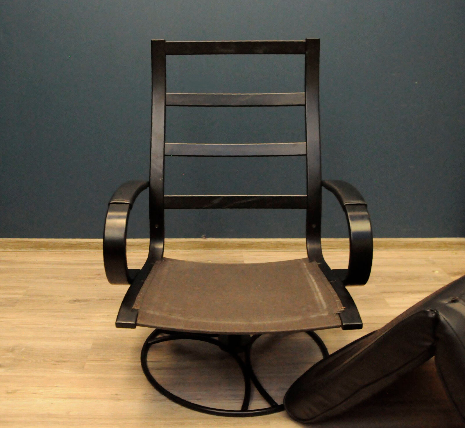 Modern armchair in black leather Gota Mobler