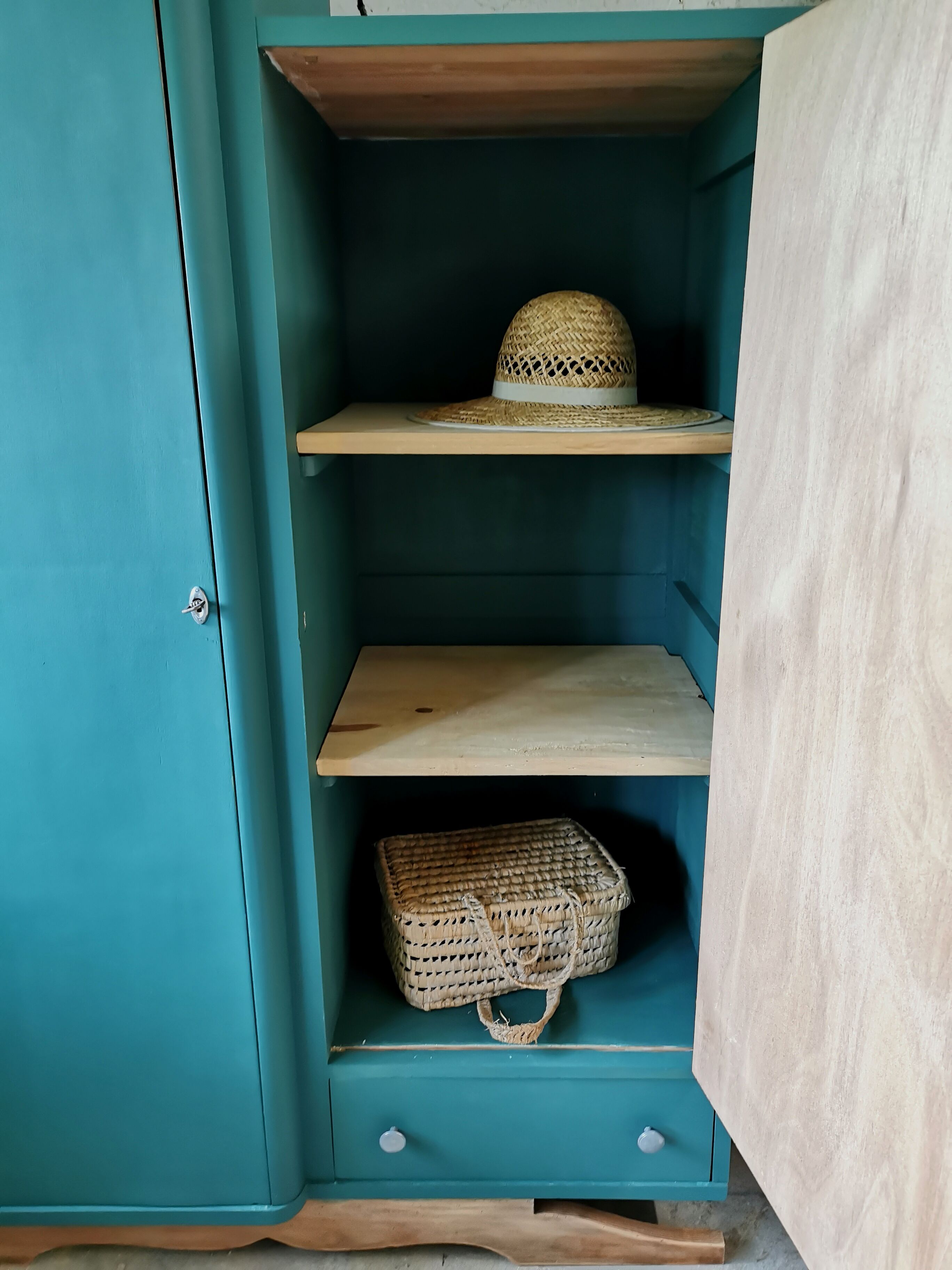 Asymmetrical cabinet
