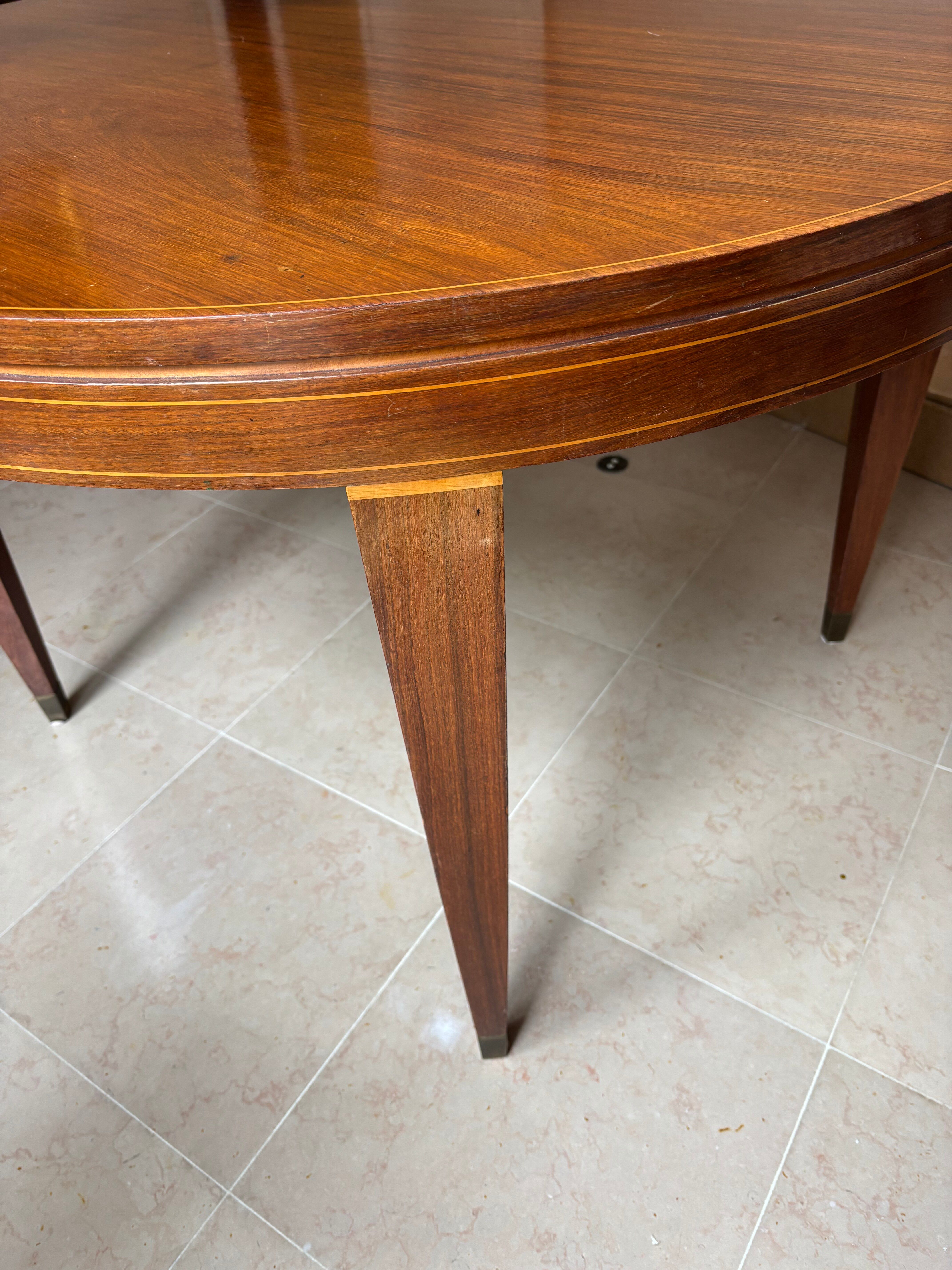 Impeccable 1950s round table in mahogany.