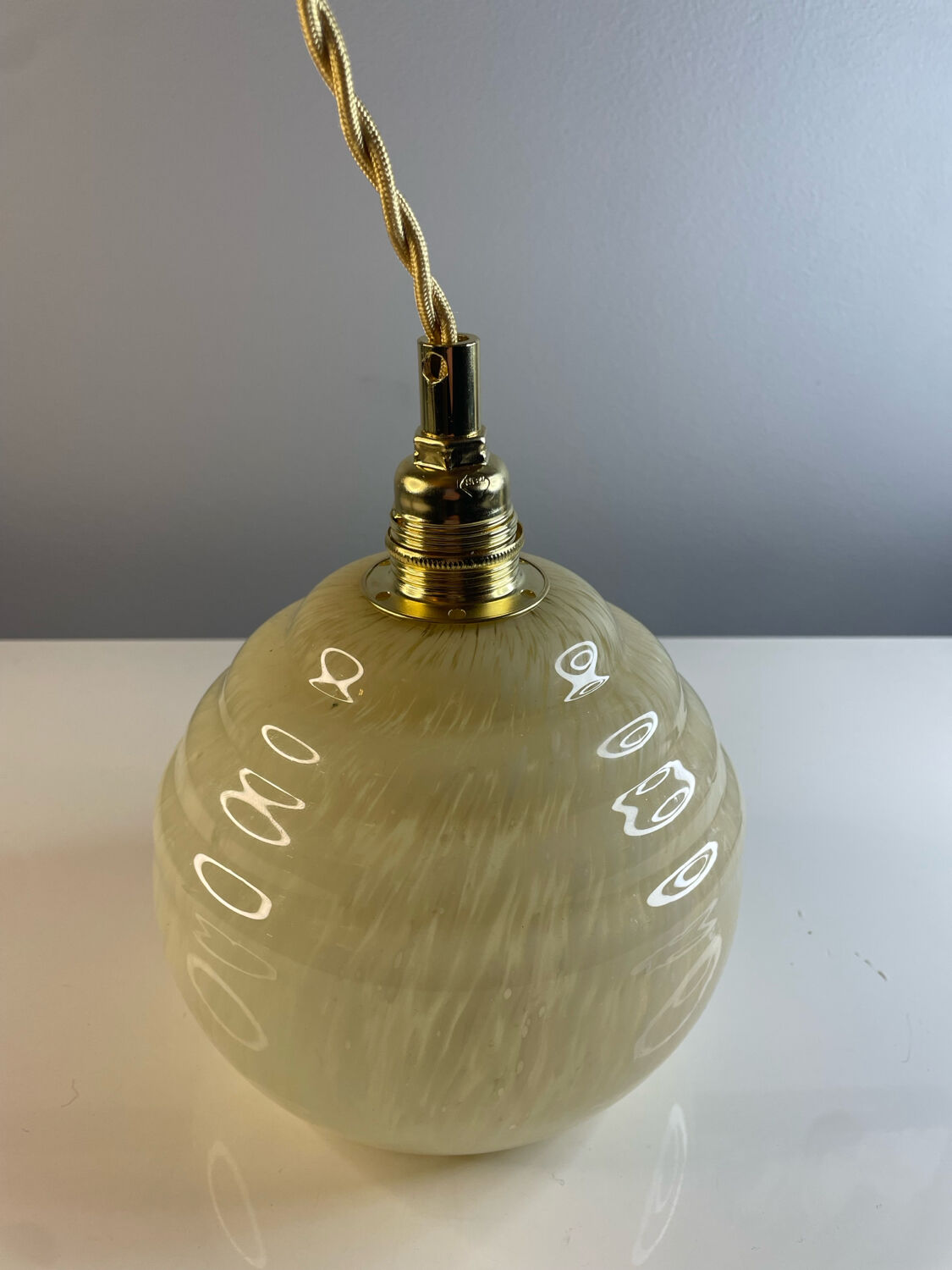 Suspension with antique globe