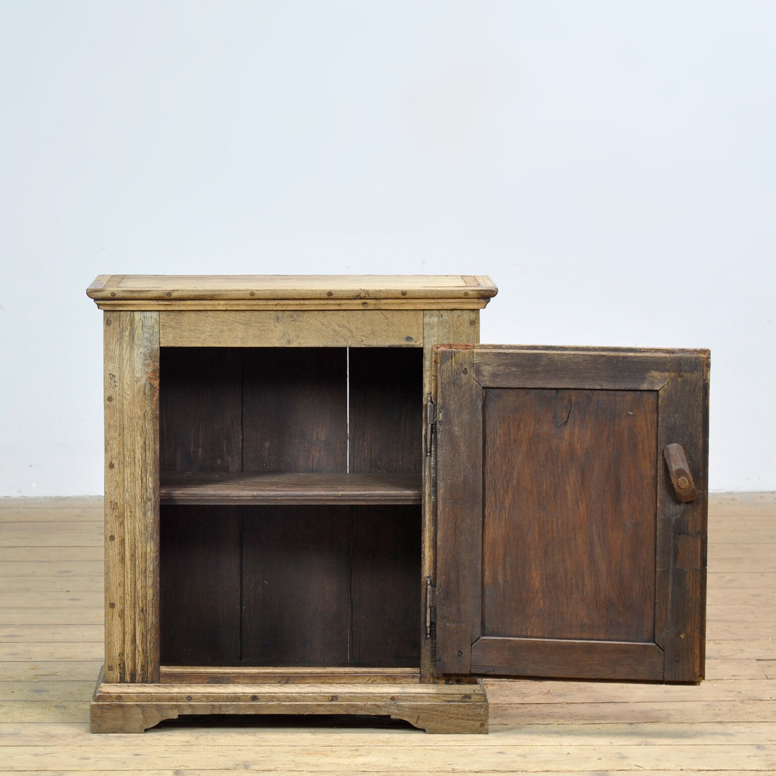 Small oak cabinet, circa 1820