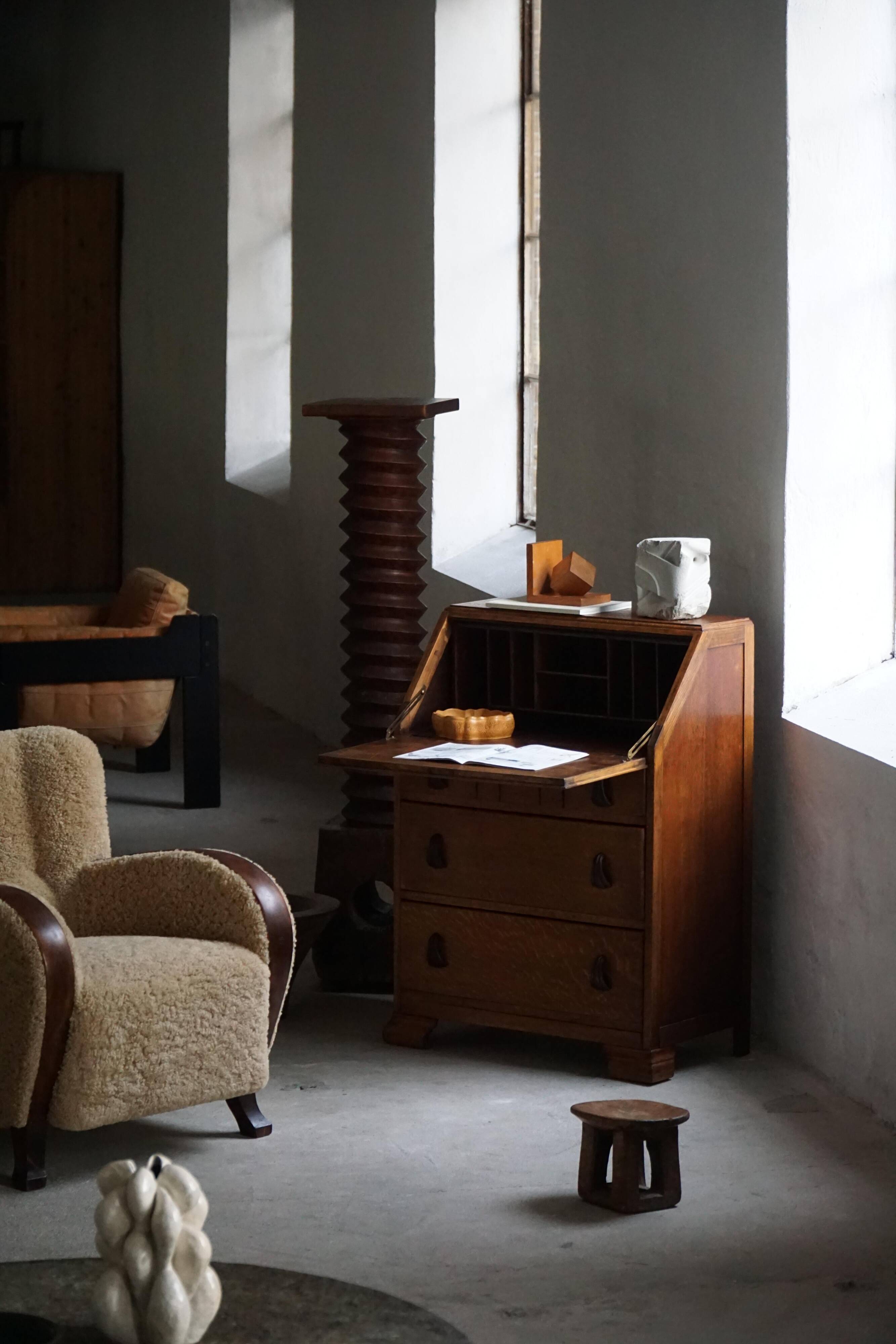 Desk / Chest of drawers in modern Danish oak from the early 20th century with shell handles.