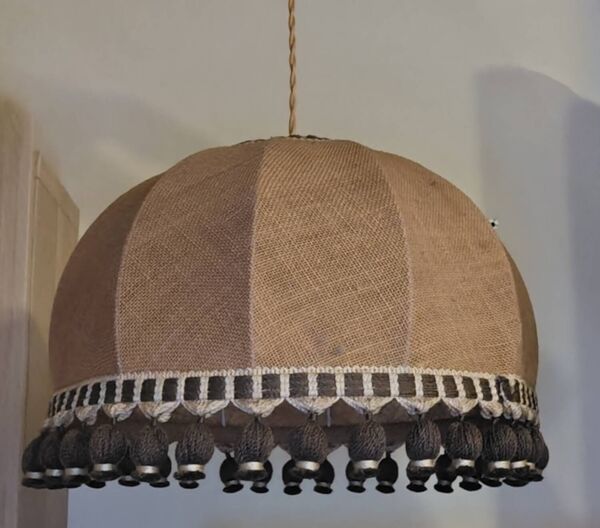 Grande suspension esprit toile de jute et pompons